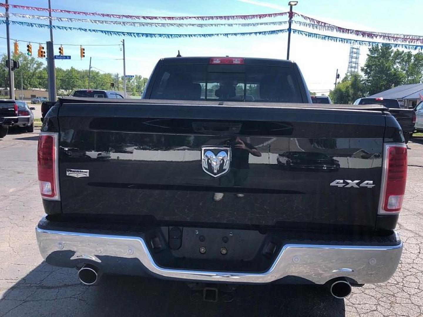 2018 SILVER /BLACK RAM 1500 Laramie Crew Cab SWB 4WD (1C6RR7NM6JS) with an 3.0L V6 DIESEL engine, 8A transmission, located at 3304 Woodville Road, Northwood, OH, 43619, (419) 210-8019, 41.612694, -83.480743 - Photo#3