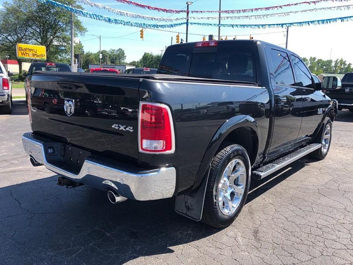 2018 SILVER /BLACK RAM 1500 Laramie Crew Cab SWB 4WD (1C6RR7NM6JS) with an 3.0L V6 DIESEL engine, 8A transmission, located at 3304 Woodville Road, Northwood, OH, 43619, (419) 210-8019, 41.612694, -83.480743 - Photo#4