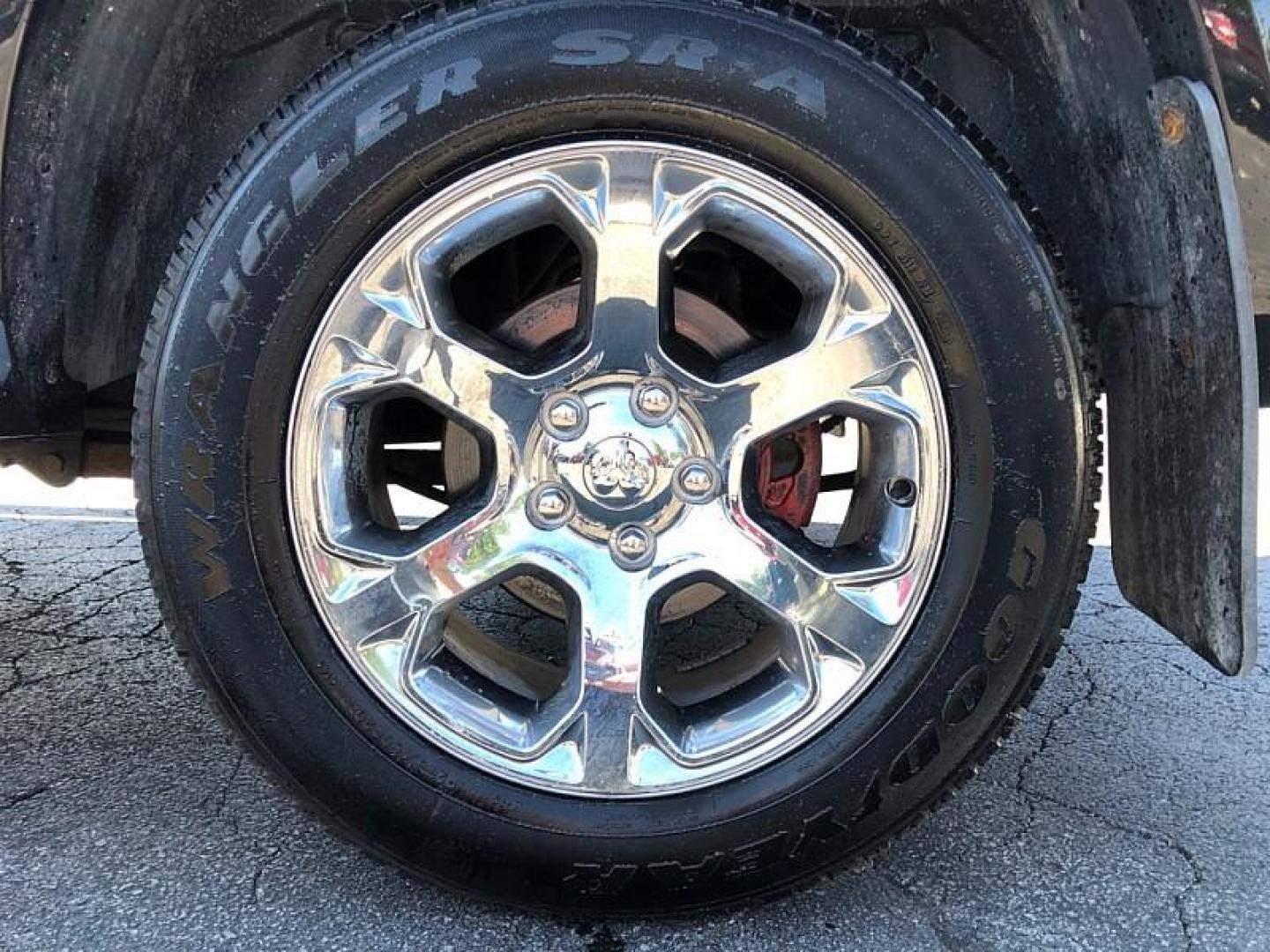 2018 SILVER /BLACK RAM 1500 Laramie Crew Cab SWB 4WD (1C6RR7NM6JS) with an 3.0L V6 DIESEL engine, 8A transmission, located at 3304 Woodville Road, Northwood, OH, 43619, (419) 210-8019, 41.612694, -83.480743 - Photo#17