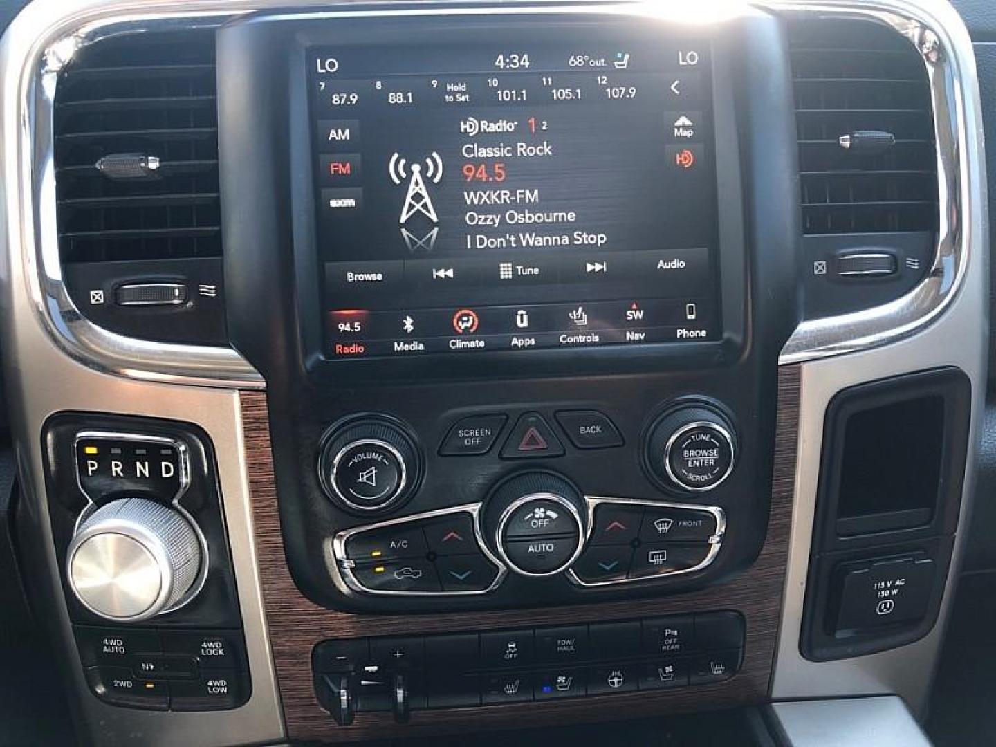 2018 SILVER /BLACK RAM 1500 Laramie Crew Cab SWB 4WD (1C6RR7NM6JS) with an 3.0L V6 DIESEL engine, 8A transmission, located at 3304 Woodville Road, Northwood, OH, 43619, (419) 210-8019, 41.612694, -83.480743 - Photo#21