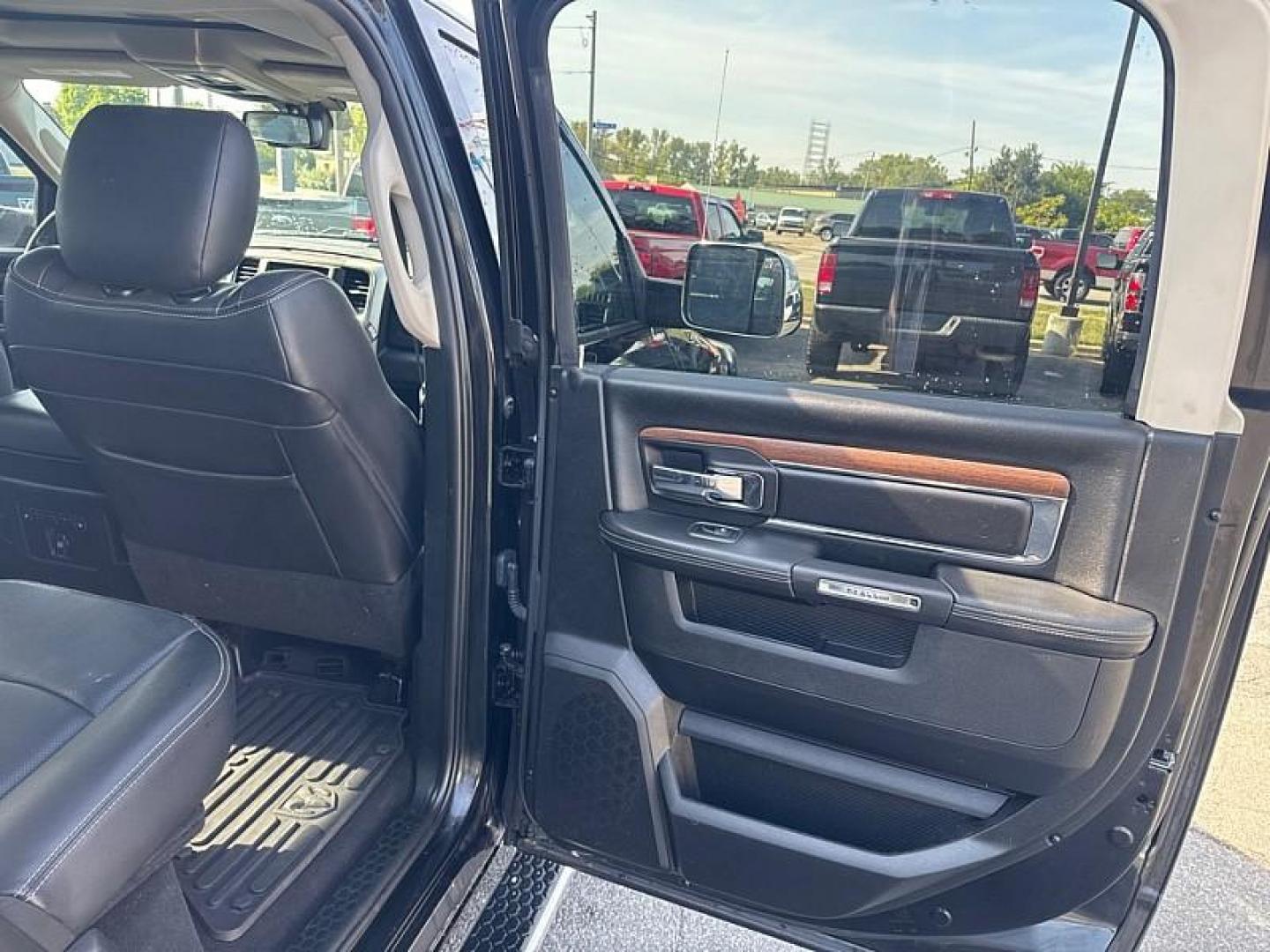 2018 SILVER /BLACK RAM 1500 Laramie Crew Cab SWB 4WD (1C6RR7NM6JS) with an 3.0L V6 DIESEL engine, 8A transmission, located at 3304 Woodville Road, Northwood, OH, 43619, (419) 210-8019, 41.612694, -83.480743 - Photo#27
