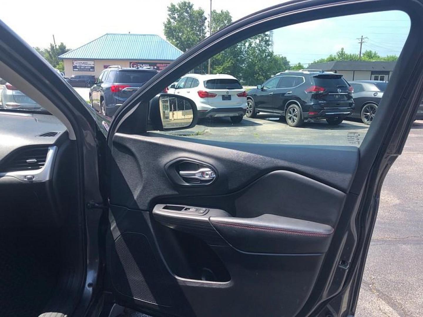 2015 GRAY /BLACK Jeep Cherokee Trailhawk 4WD (1C4PJMBS1FW) with an 3.2L V6 DOHC 24V engine, 9-Speed Automatic transmission, located at 3304 Woodville Road, Northwood, OH, 43619, (419) 210-8019, 41.612694, -83.480743 - Your #1 Destination for Auto Loans and mdash;No Matter Your Credit!At our dealership, we believe everyone deserves the opportunity to drive their dream car and mdash;whether you have good credit, bad credit, or no credit at all. With a wide selection of hundreds of cars, trucks, and SUVs, you'll fin - Photo#15