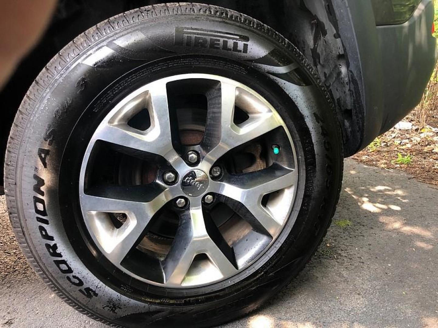 2015 GRAY /BLACK Jeep Cherokee Trailhawk 4WD (1C4PJMBS1FW) with an 3.2L V6 DOHC 24V engine, 9-Speed Automatic transmission, located at 3304 Woodville Road, Northwood, OH, 43619, (419) 210-8019, 41.612694, -83.480743 - Your #1 Destination for Auto Loans and mdash;No Matter Your Credit!At our dealership, we believe everyone deserves the opportunity to drive their dream car and mdash;whether you have good credit, bad credit, or no credit at all. With a wide selection of hundreds of cars, trucks, and SUVs, you'll fin - Photo#17