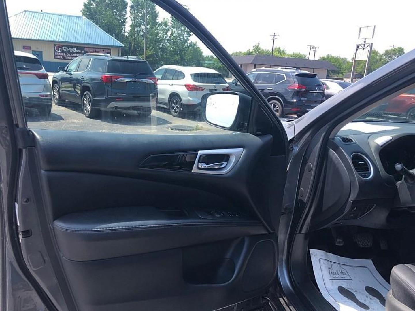 2019 GRAY /BLACK Nissan Pathfinder S 4WD (5N1DR2MM9KC) with an 3.5L V6 DOHC 24V engine, CVT transmission, located at 3304 Woodville Road, Northwood, OH, 43619, (419) 210-8019, 41.612694, -83.480743 - Your #1 Destination for Auto Loans and mdash;No Matter Your Credit!At our dealership, we believe everyone deserves the opportunity to drive their dream car and mdash;whether you have good credit, bad credit, or no credit at all. With a wide selection of hundreds of cars, trucks, and SUVs, you'll fin - Photo#8