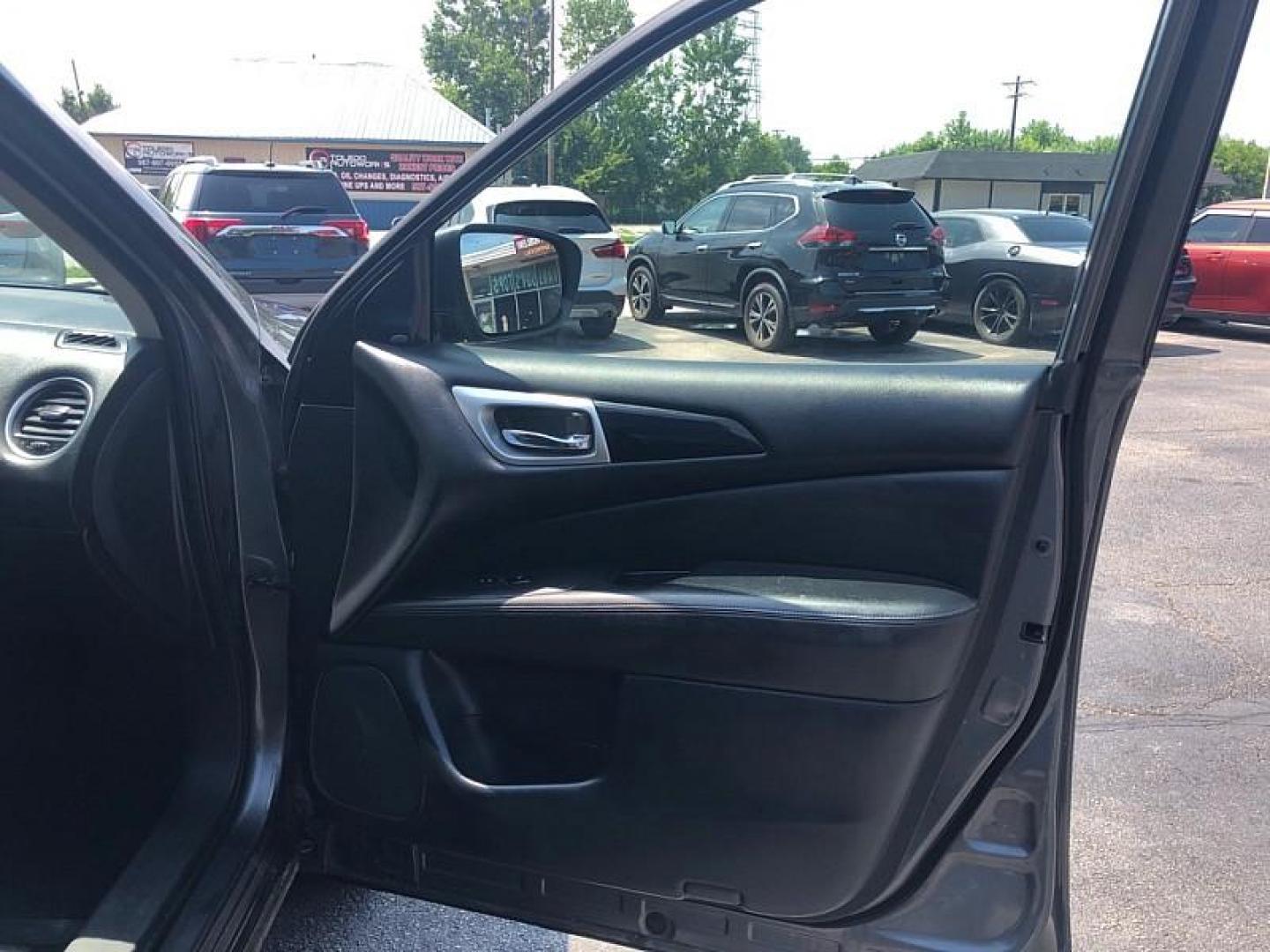 2019 GRAY /BLACK Nissan Pathfinder S 4WD (5N1DR2MM9KC) with an 3.5L V6 DOHC 24V engine, CVT transmission, located at 3304 Woodville Road, Northwood, OH, 43619, (419) 210-8019, 41.612694, -83.480743 - Your #1 Destination for Auto Loans and mdash;No Matter Your Credit!At our dealership, we believe everyone deserves the opportunity to drive their dream car and mdash;whether you have good credit, bad credit, or no credit at all. With a wide selection of hundreds of cars, trucks, and SUVs, you'll fin - Photo#15