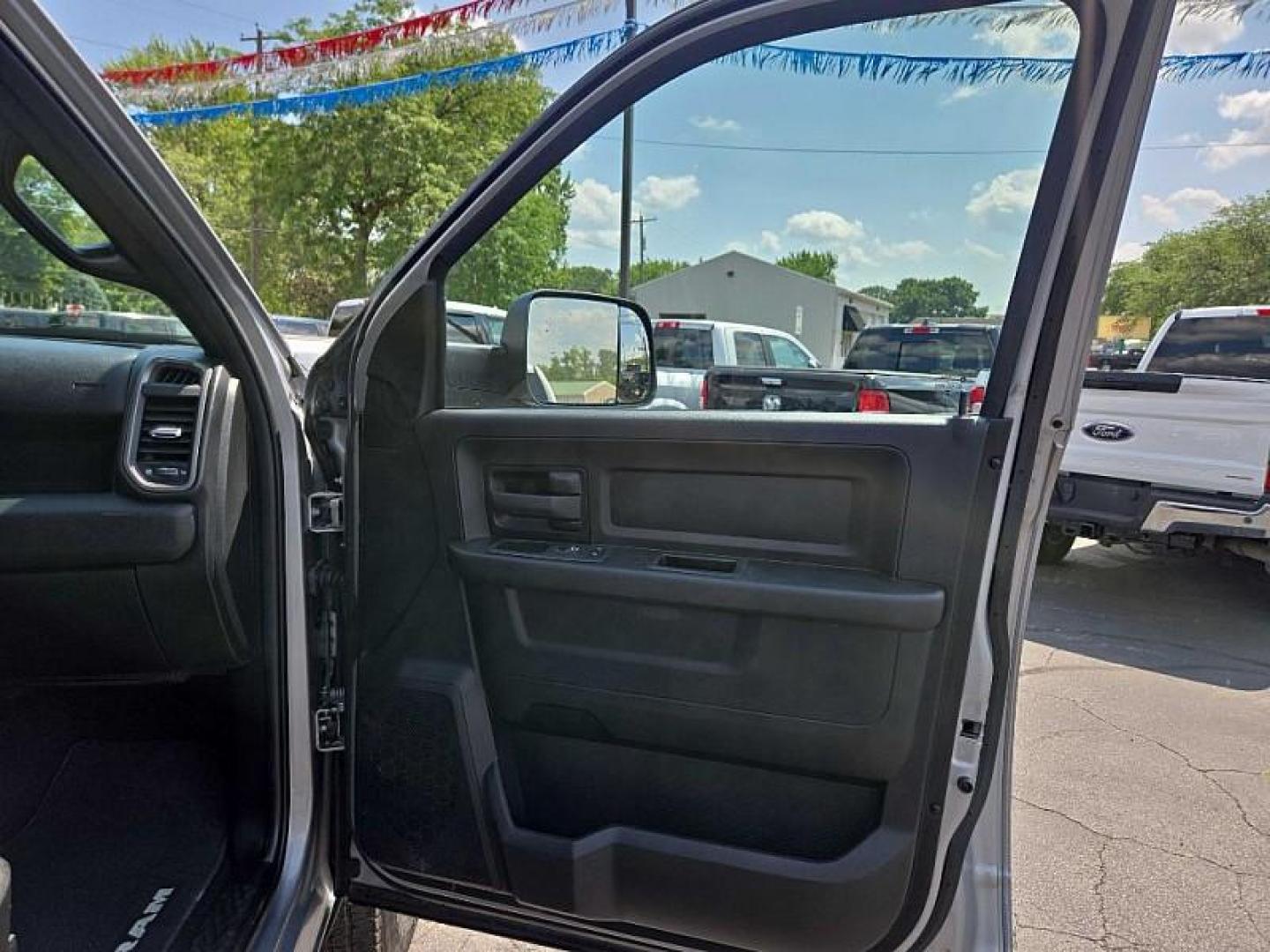 2022 SILVER /BLACK RAM 2500 Tradesman Crew Cab SWB 4WD (3C6UR5CJ2NG) with an 6.4L V8 engine, 6A transmission, located at 3304 Woodville Road, Northwood, OH, 43619, (419) 210-8019, 41.612694, -83.480743 - Your #1 Destination for Auto Loans and mdash;No Matter Your Credit!At our dealership, we believe everyone deserves the opportunity to drive their dream car and mdash;whether you have good credit, bad credit, or no credit at all. With a wide selection of hundreds of cars, trucks, and SUVs, you'll fin - Photo#13