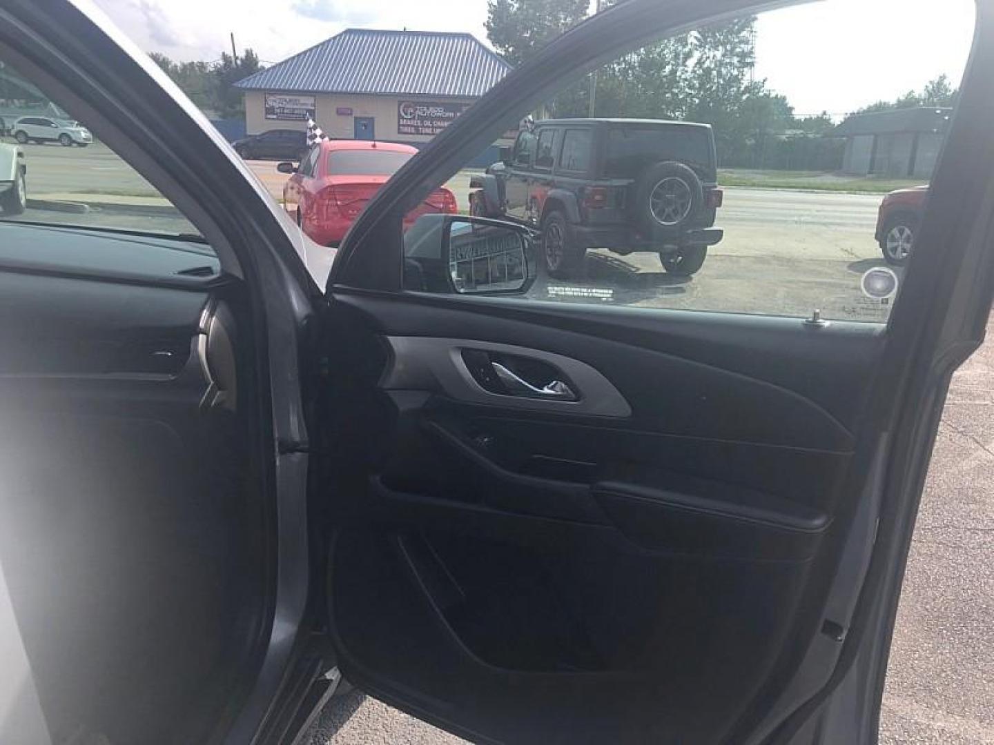 2019 GRAY /BLACK Chevrolet Traverse LT Cloth AWD (1GNEVGKW0KJ) with an 3.6L V6 DOHC 24V engine, 9A transmission, located at 3304 Woodville Road, Northwood, OH, 43619, (419) 210-8019, 41.612694, -83.480743 - Your #1 Destination for Auto Loans and mdash;No Matter Your Credit!At our dealership, we believe everyone deserves the opportunity to drive their dream car and mdash;whether you have good credit, bad credit, or no credit at all. With a wide selection of hundreds of cars, trucks, and SUVs, you'll fin - Photo#17