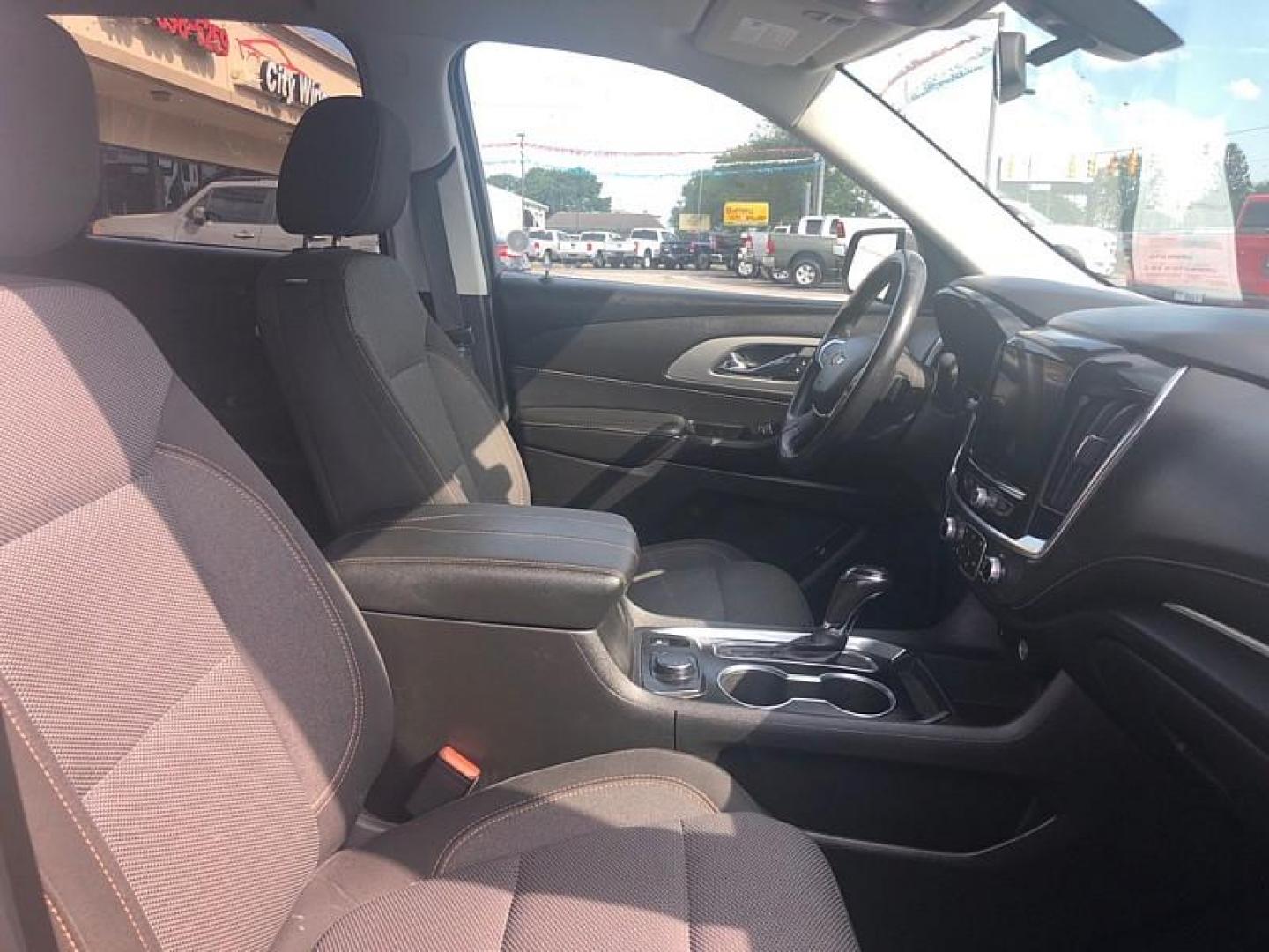 2019 GRAY /BLACK Chevrolet Traverse LT Cloth AWD (1GNEVGKW0KJ) with an 3.6L V6 DOHC 24V engine, 9A transmission, located at 3304 Woodville Road, Northwood, OH, 43619, (419) 210-8019, 41.612694, -83.480743 - Your #1 Destination for Auto Loans and mdash;No Matter Your Credit!At our dealership, we believe everyone deserves the opportunity to drive their dream car and mdash;whether you have good credit, bad credit, or no credit at all. With a wide selection of hundreds of cars, trucks, and SUVs, you'll fin - Photo#18