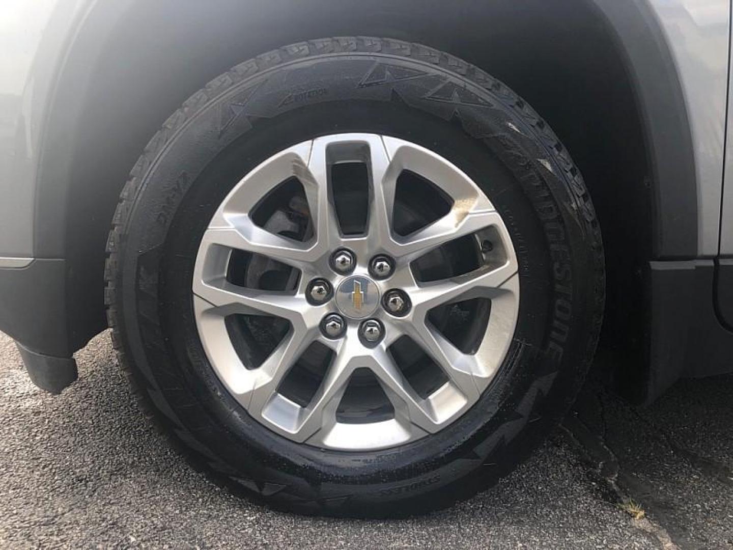 2019 GRAY /BLACK Chevrolet Traverse LT Cloth AWD (1GNEVGKW0KJ) with an 3.6L V6 DOHC 24V engine, 9A transmission, located at 3304 Woodville Road, Northwood, OH, 43619, (419) 210-8019, 41.612694, -83.480743 - Your #1 Destination for Auto Loans and mdash;No Matter Your Credit!At our dealership, we believe everyone deserves the opportunity to drive their dream car and mdash;whether you have good credit, bad credit, or no credit at all. With a wide selection of hundreds of cars, trucks, and SUVs, you'll fin - Photo#19