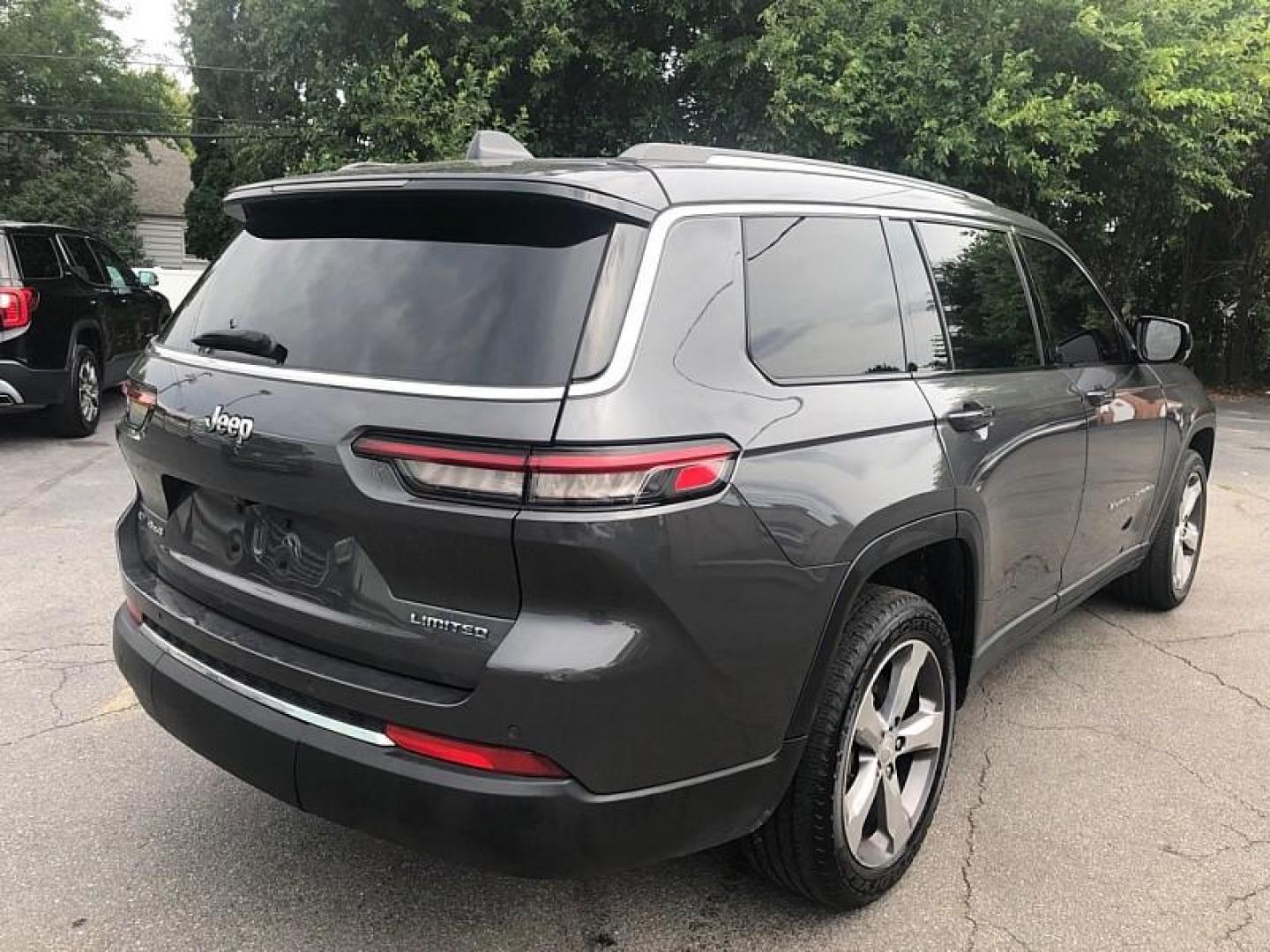 2021 GRAY /BLACK Jeep Grand Cherokee Limited 4WD (1C4RJKBG9M8) with an 3.6L V6 DOHC 24V engine, 8A transmission, located at 3304 Woodville Road, Northwood, OH, 43619, (419) 210-8019, 41.612694, -83.480743 - Your #1 Destination for Auto Loans and mdash;No Matter Your Credit!At our dealership, we believe everyone deserves the opportunity to drive their dream car and mdash;whether you have good credit, bad credit, or no credit at all. With a wide selection of hundreds of cars, trucks, and SUVs, you'll fin - Photo#4