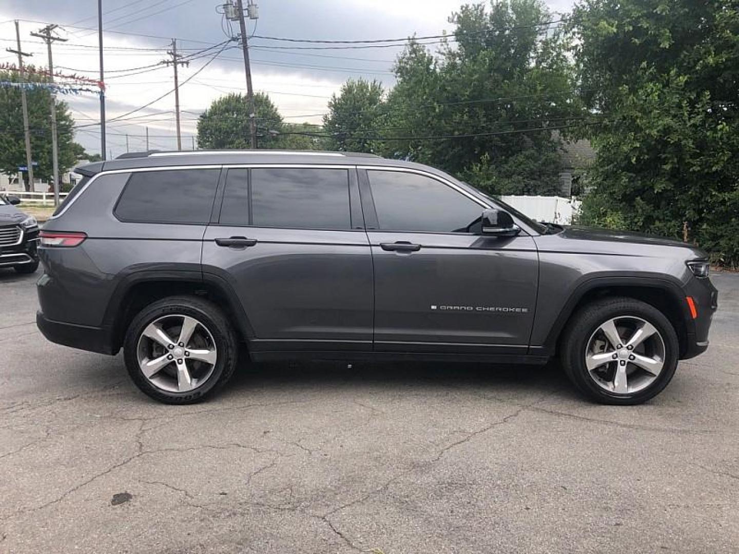 2021 GRAY /BLACK Jeep Grand Cherokee Limited 4WD (1C4RJKBG9M8) with an 3.6L V6 DOHC 24V engine, 8A transmission, located at 3304 Woodville Road, Northwood, OH, 43619, (419) 210-8019, 41.612694, -83.480743 - Your #1 Destination for Auto Loans and mdash;No Matter Your Credit!At our dealership, we believe everyone deserves the opportunity to drive their dream car and mdash;whether you have good credit, bad credit, or no credit at all. With a wide selection of hundreds of cars, trucks, and SUVs, you'll fin - Photo#5