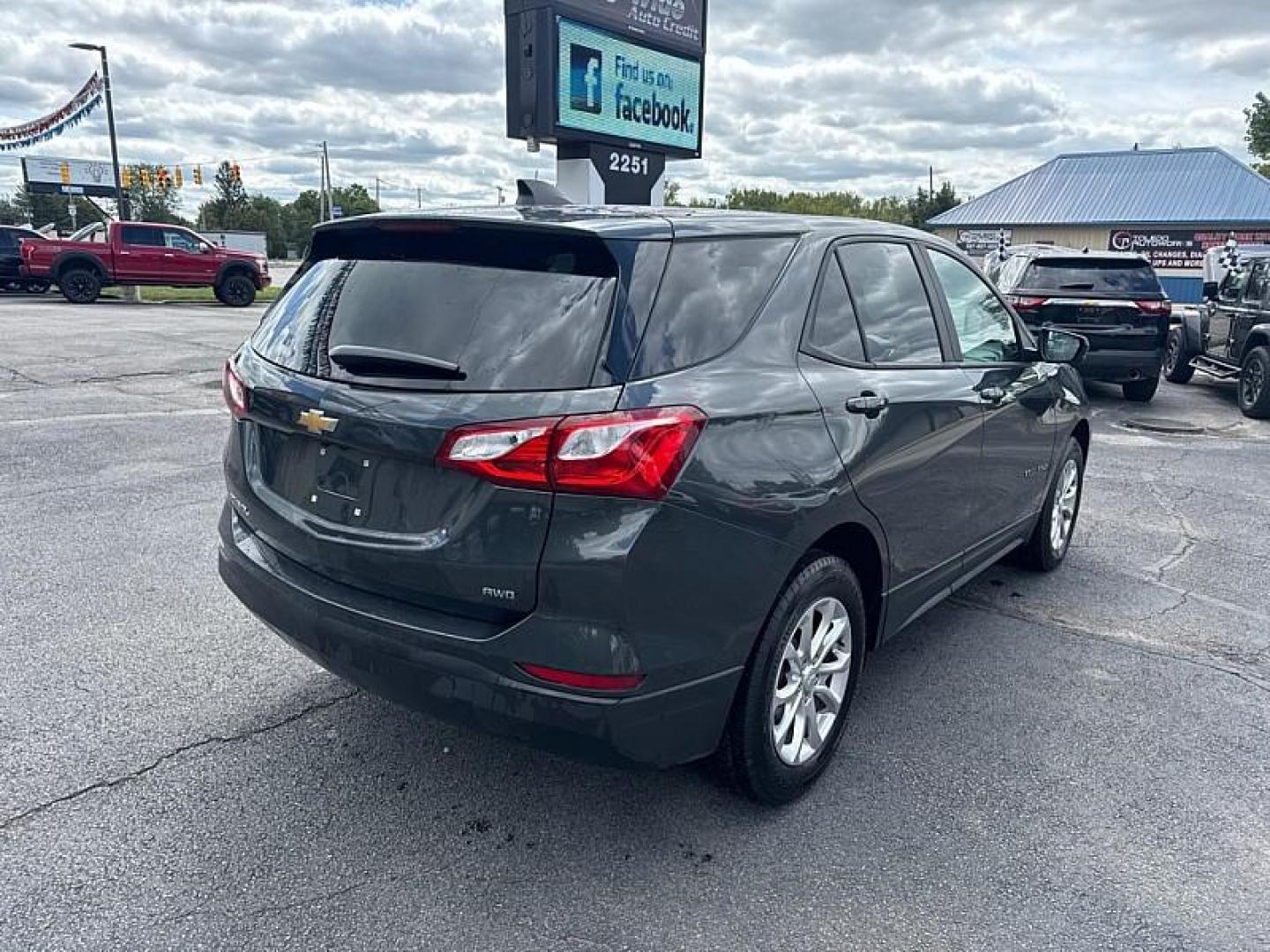 2020 GRAY /GRAY Chevrolet Equinox LS 1.5 AWD (2GNAXSEV7L6) with an 1.5L L4 DIR DOHC 16V TURBO engine, 6A transmission, located at 3304 Woodville Road, Northwood, OH, 43619, (419) 210-8019, 41.612694, -83.480743 - Your #1 Destination for Auto Loans and mdash;No Matter Your Credit!At our dealership, we believe everyone deserves the opportunity to drive their dream car and mdash;whether you have good credit, bad credit, or no credit at all. With a wide selection of hundreds of cars, trucks, and SUVs, you'll fin - Photo#4