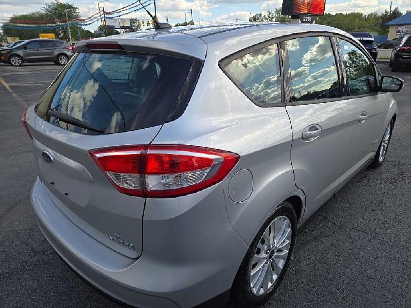 2017 SILVER /GREY Ford C-Max Hybrid SE (1FADP5AU2HL) with an 2.0L L4 DOHC 16V HYBRID engine, CVT transmission, located at 3304 Woodville Road, Northwood, OH, 43619, (419) 210-8019, 41.612694, -83.480743 - Your #1 Destination for Auto Loans and mdash;No Matter Your Credit!At our dealership, we believe everyone deserves the opportunity to drive their dream car and mdash;whether you have good credit, bad credit, or no credit at all. With a wide selection of hundreds of cars, trucks, and SUVs, you'll fin - Photo#4