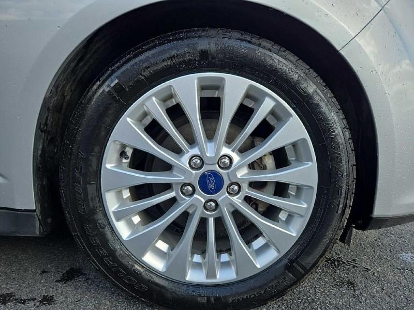 2017 SILVER /GREY Ford C-Max Hybrid SE (1FADP5AU2HL) with an 2.0L L4 DOHC 16V HYBRID engine, CVT transmission, located at 3304 Woodville Road, Northwood, OH, 43619, (419) 210-8019, 41.612694, -83.480743 - Your #1 Destination for Auto Loans and mdash;No Matter Your Credit!At our dealership, we believe everyone deserves the opportunity to drive their dream car and mdash;whether you have good credit, bad credit, or no credit at all. With a wide selection of hundreds of cars, trucks, and SUVs, you'll fin - Photo#17