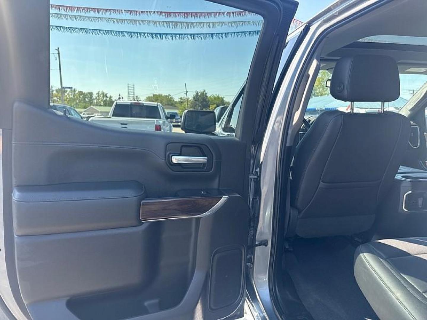 2019 GRAY /BLACK GMC Sierra 1500 SLT Crew Cab Short Box 4WD (3GTU9DEDXKG) with an 5.3L V8 OHV 16V engine, 6A transmission, located at 3304 Woodville Road, Northwood, OH, 43619, (419) 210-8019, 41.612694, -83.480743 - Your #1 Destination for Auto Loans and mdash;No Matter Your Credit!At our dealership, we believe everyone deserves the opportunity to drive their dream car and mdash;whether you have good credit, bad credit, or no credit at all. With a wide selection of hundreds of cars, trucks, and SUVs, you'll fin - Photo#10