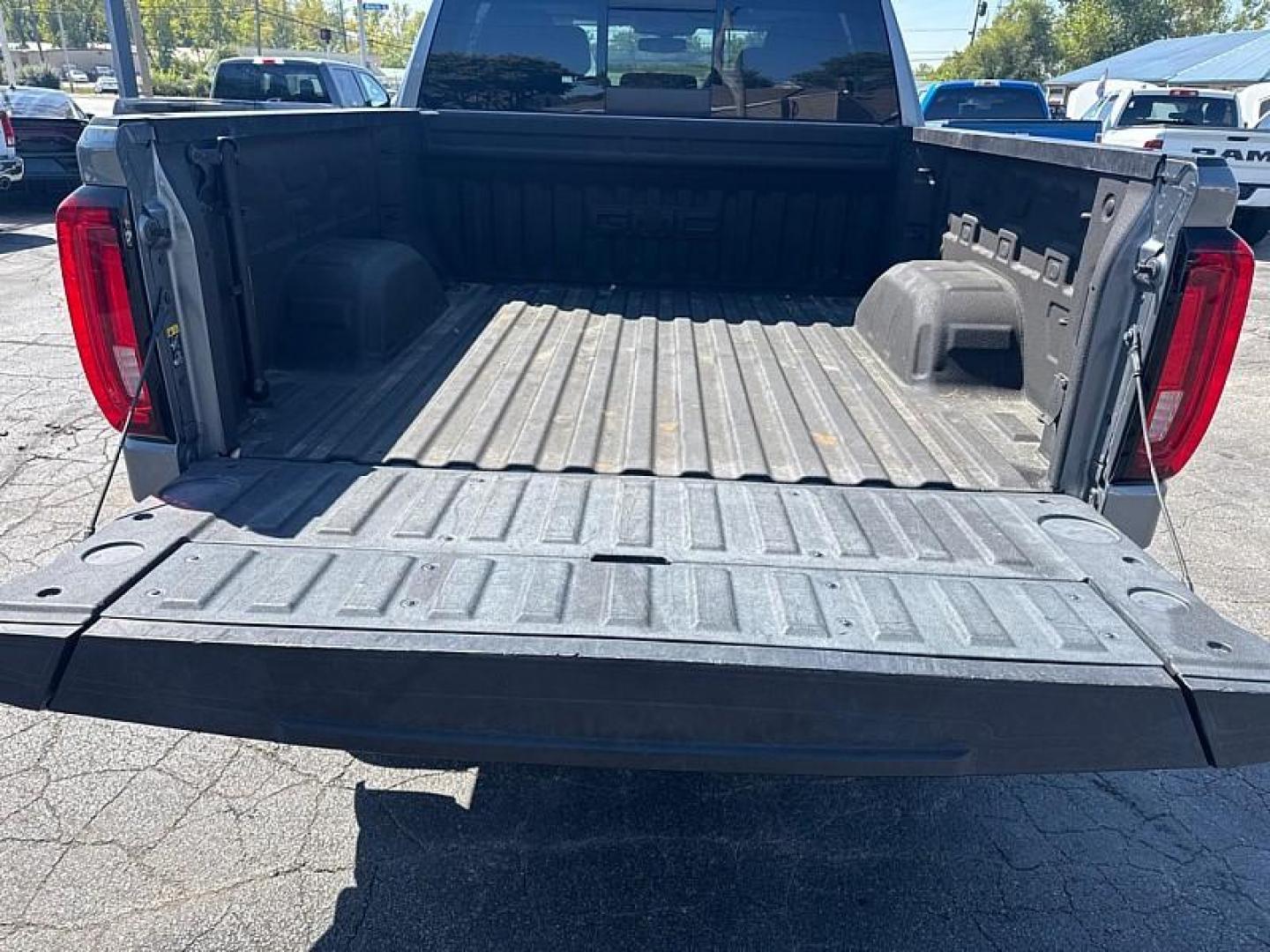 2019 GRAY /BLACK GMC Sierra 1500 SLT Crew Cab Short Box 4WD (3GTU9DEDXKG) with an 5.3L V8 OHV 16V engine, 6A transmission, located at 3304 Woodville Road, Northwood, OH, 43619, (419) 210-8019, 41.612694, -83.480743 - Your #1 Destination for Auto Loans and mdash;No Matter Your Credit!At our dealership, we believe everyone deserves the opportunity to drive their dream car and mdash;whether you have good credit, bad credit, or no credit at all. With a wide selection of hundreds of cars, trucks, and SUVs, you'll fin - Photo#14