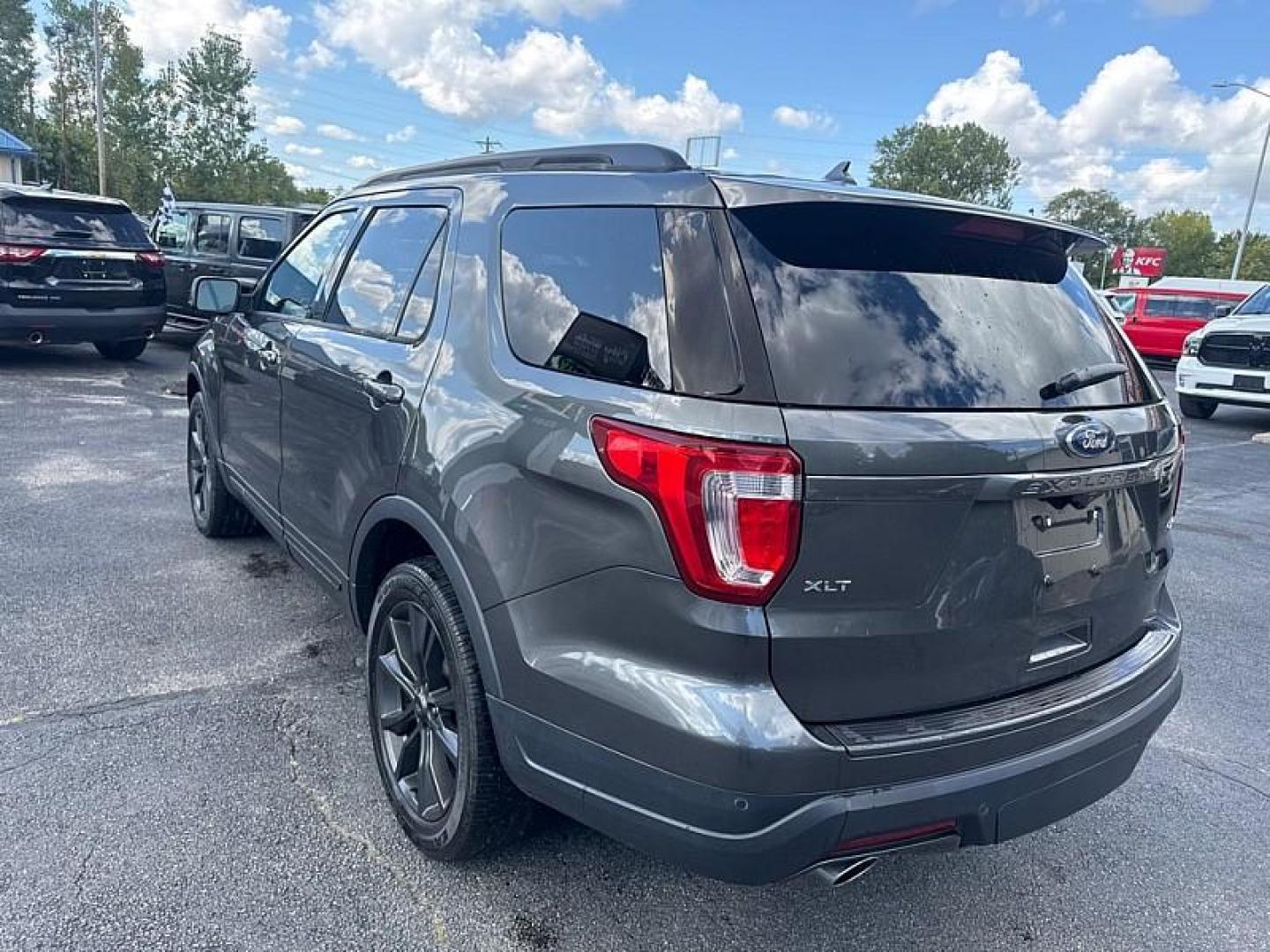 2018 GRAY /BLACK Ford Explorer XLT 4WD (1FM5K8D87JG) with an 3.5L V6 DOHC 24V engine, 6A transmission, located at 3304 Woodville Road, Northwood, OH, 43619, (419) 210-8019, 41.612694, -83.480743 - Photo#2