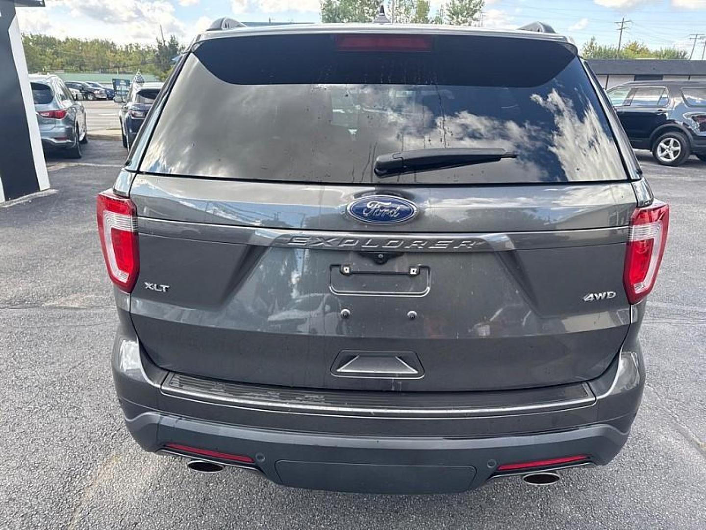 2018 GRAY /BLACK Ford Explorer XLT 4WD (1FM5K8D87JG) with an 3.5L V6 DOHC 24V engine, 6A transmission, located at 3304 Woodville Road, Northwood, OH, 43619, (419) 210-8019, 41.612694, -83.480743 - Photo#3