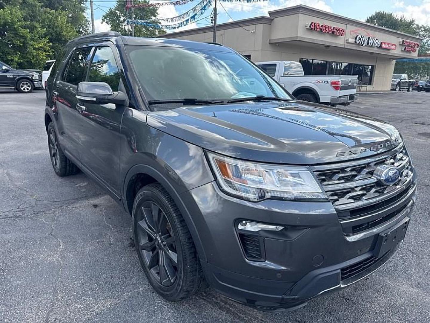 2018 GRAY /BLACK Ford Explorer XLT 4WD (1FM5K8D87JG) with an 3.5L V6 DOHC 24V engine, 6A transmission, located at 3304 Woodville Road, Northwood, OH, 43619, (419) 210-8019, 41.612694, -83.480743 - Photo#6