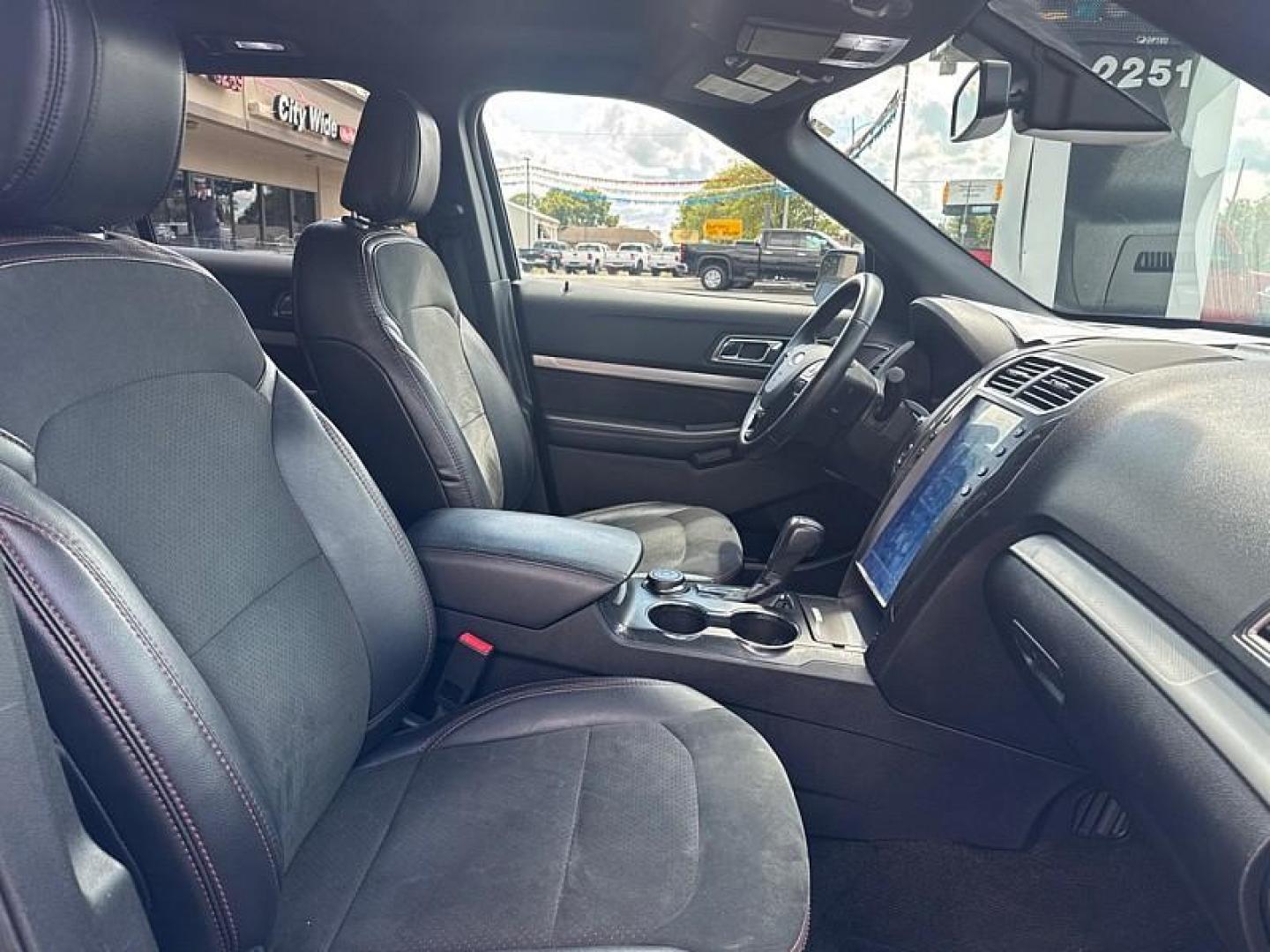 2018 GRAY /BLACK Ford Explorer XLT 4WD (1FM5K8D87JG) with an 3.5L V6 DOHC 24V engine, 6A transmission, located at 3304 Woodville Road, Northwood, OH, 43619, (419) 210-8019, 41.612694, -83.480743 - Photo#18