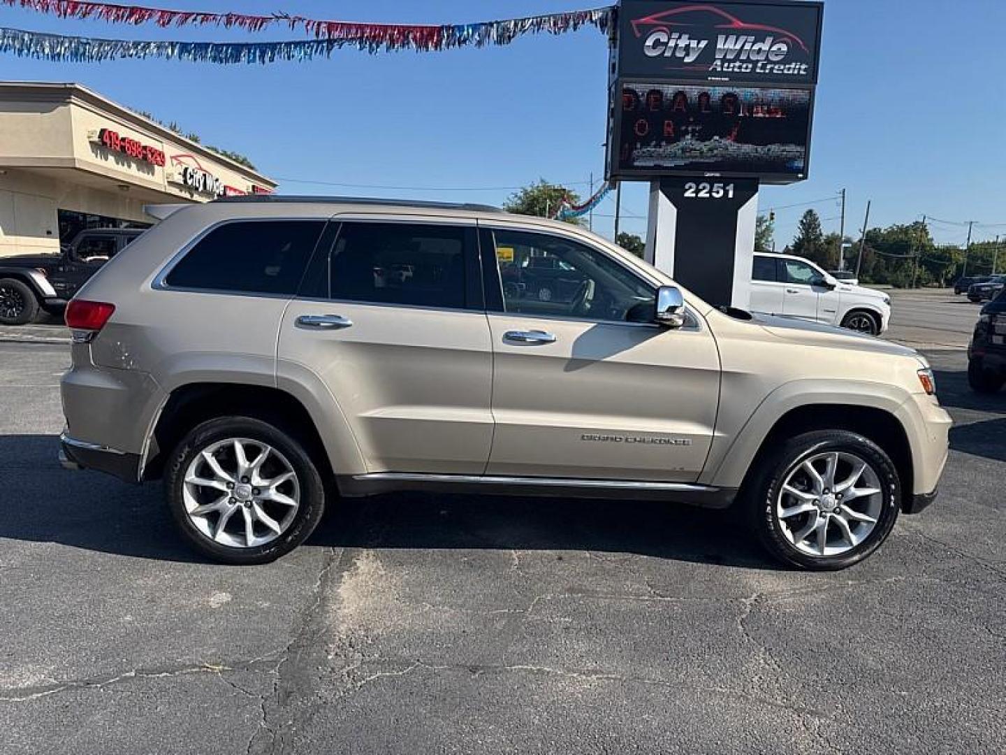 2014 GOLD /BLACK Jeep Grand Cherokee Summit 4WD (1C4RJFJG8EC) with an 3.6L V6 DOHC 24V engine, 5-Speed Automatic transmission, located at 3304 Woodville Road, Northwood, OH, 43619, (419) 210-8019, 41.612694, -83.480743 - Your #1 Destination for Auto Loans and mdash;No Matter Your Credit!At our dealership, we believe everyone deserves the opportunity to drive their dream car and mdash;whether you have good credit, bad credit, or no credit at all. With a wide selection of hundreds of cars, trucks, and SUVs, you'll fin - Photo#5