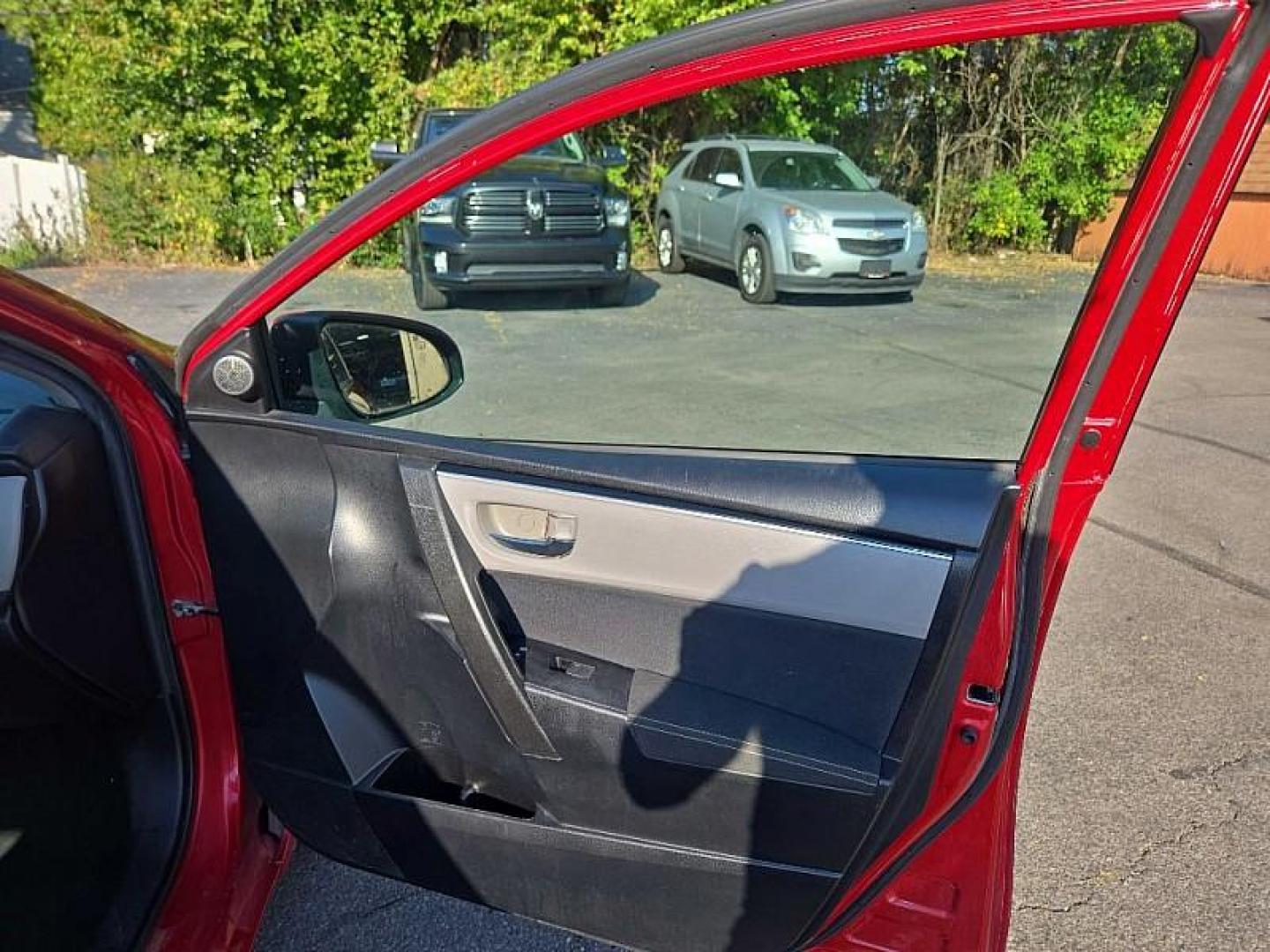 2019 RED /GRAY Toyota Corolla SE CVT (2T1BURHEXKC) with an 1.8L L4 DOHC 16V engine, CVT transmission, located at 3304 Woodville Road, Northwood, OH, 43619, (419) 210-8019, 41.612694, -83.480743 - Your #1 Destination for Auto Loans and mdash;No Matter Your Credit!At our dealership, we believe everyone deserves the opportunity to drive their dream car and mdash;whether you have good credit, bad credit, or no credit at all. With a wide selection of hundreds of cars, trucks, and SUVs, you'll fin - Photo#14