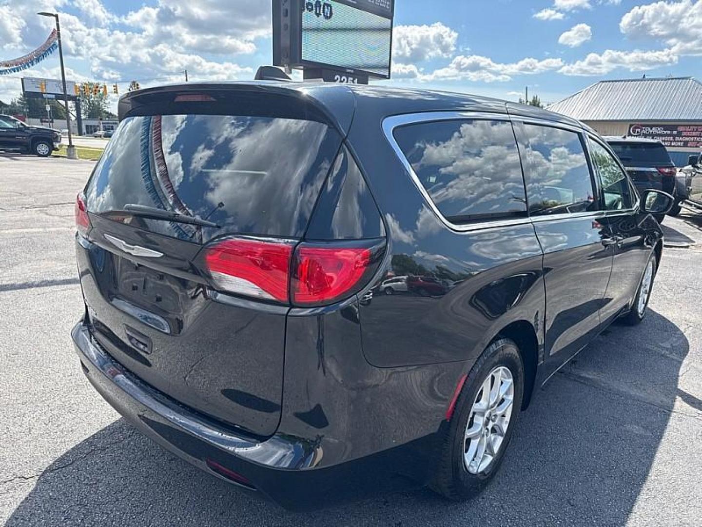 2022 BLACK /BLACK Chrysler Voyager LX (2C4RC1CG2NR) with an 3.6L V6 DOHC 24V engine, 9A transmission, located at 3304 Woodville Road, Northwood, OH, 43619, (419) 210-8019, 41.612694, -83.480743 - Your #1 Destination for Auto Loans and mdash;No Matter Your Credit!At our dealership, we believe everyone deserves the opportunity to drive their dream car and mdash;whether you have good credit, bad credit, or no credit at all. With a wide selection of hundreds of cars, trucks, and SUVs, you'll fin - Photo#4