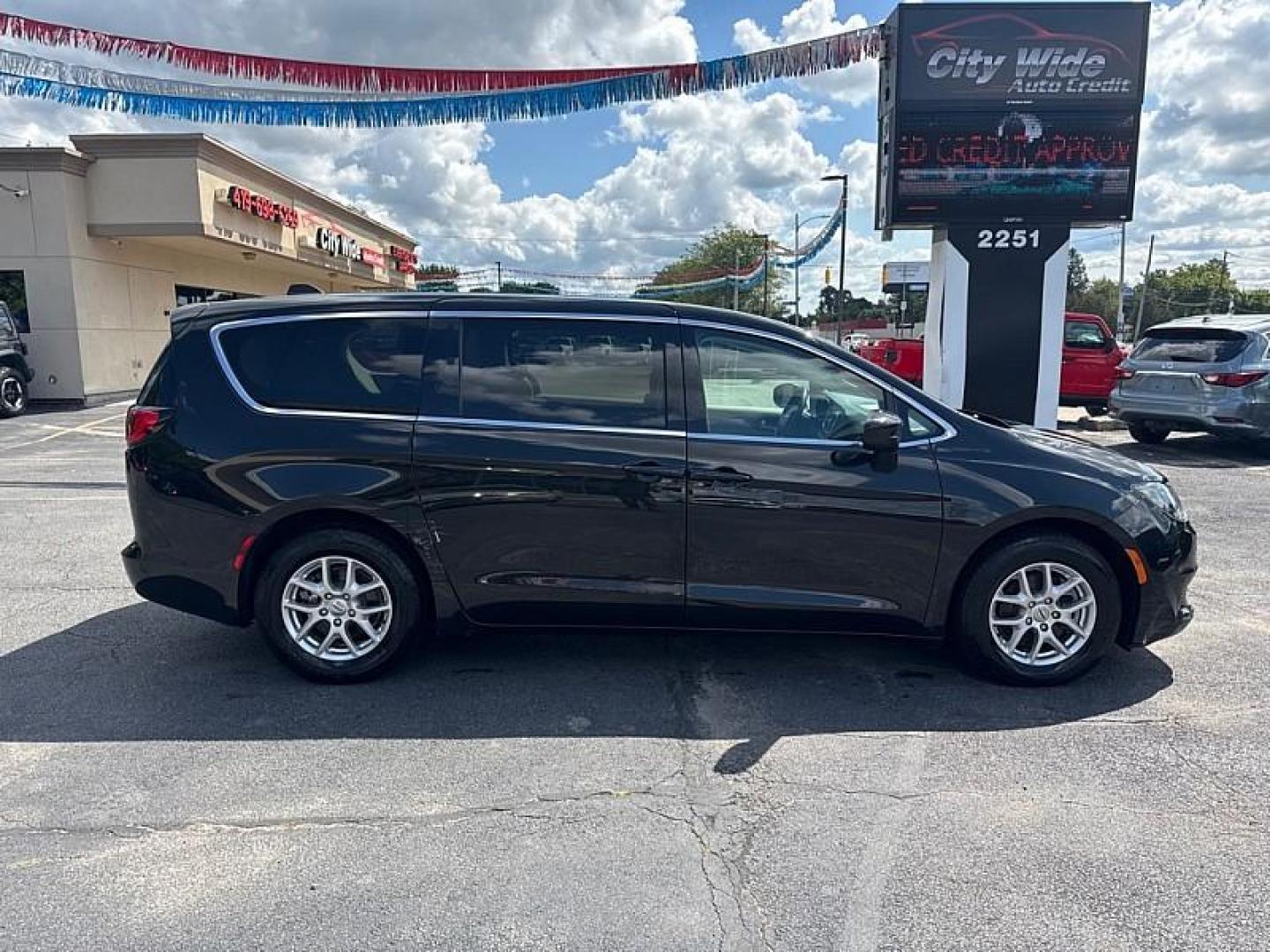 2022 BLACK /BLACK Chrysler Voyager LX (2C4RC1CG2NR) with an 3.6L V6 DOHC 24V engine, 9A transmission, located at 3304 Woodville Road, Northwood, OH, 43619, (419) 210-8019, 41.612694, -83.480743 - Your #1 Destination for Auto Loans and mdash;No Matter Your Credit!At our dealership, we believe everyone deserves the opportunity to drive their dream car and mdash;whether you have good credit, bad credit, or no credit at all. With a wide selection of hundreds of cars, trucks, and SUVs, you'll fin - Photo#5