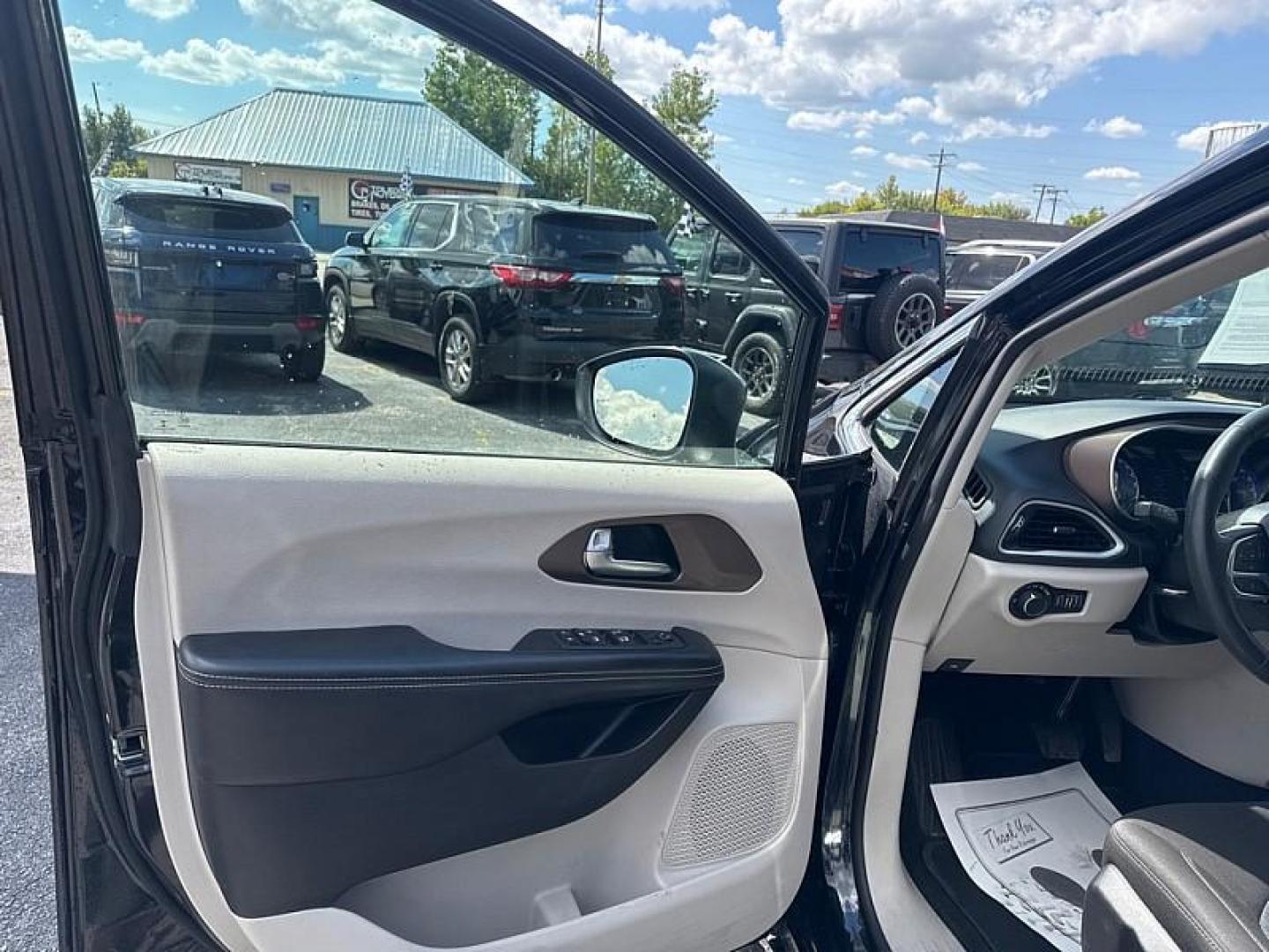 2022 BLACK /BLACK Chrysler Voyager LX (2C4RC1CG2NR) with an 3.6L V6 DOHC 24V engine, 9A transmission, located at 3304 Woodville Road, Northwood, OH, 43619, (419) 210-8019, 41.612694, -83.480743 - Your #1 Destination for Auto Loans and mdash;No Matter Your Credit!At our dealership, we believe everyone deserves the opportunity to drive their dream car and mdash;whether you have good credit, bad credit, or no credit at all. With a wide selection of hundreds of cars, trucks, and SUVs, you'll fin - Photo#8