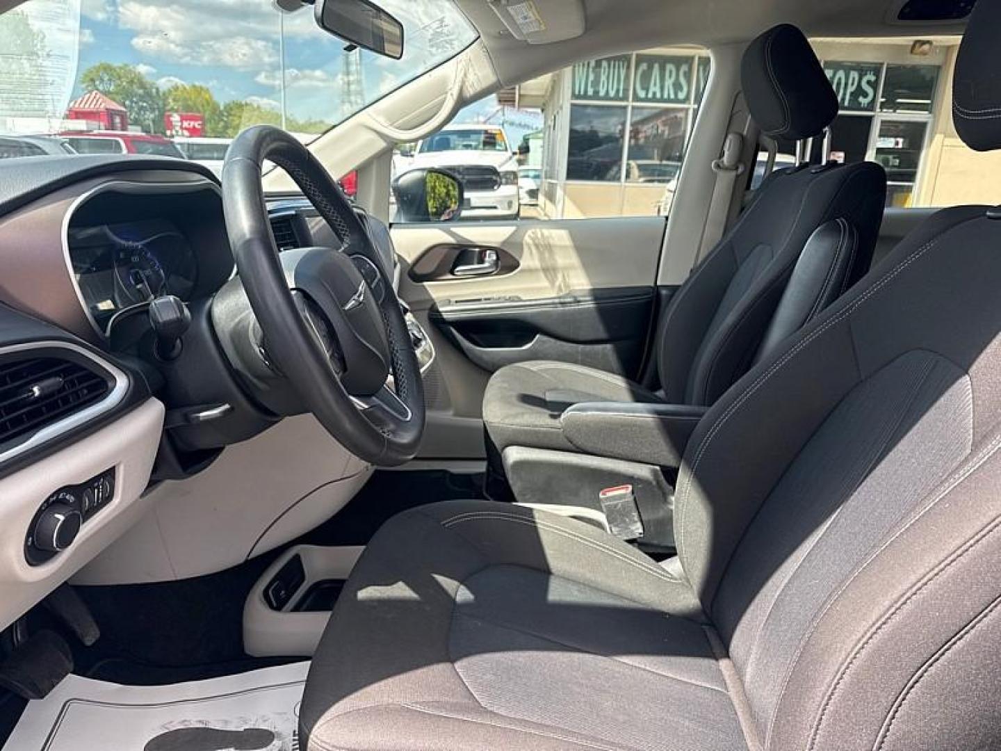 2022 BLACK /BLACK Chrysler Voyager LX (2C4RC1CG2NR) with an 3.6L V6 DOHC 24V engine, 9A transmission, located at 3304 Woodville Road, Northwood, OH, 43619, (419) 210-8019, 41.612694, -83.480743 - Your #1 Destination for Auto Loans and mdash;No Matter Your Credit!At our dealership, we believe everyone deserves the opportunity to drive their dream car and mdash;whether you have good credit, bad credit, or no credit at all. With a wide selection of hundreds of cars, trucks, and SUVs, you'll fin - Photo#9