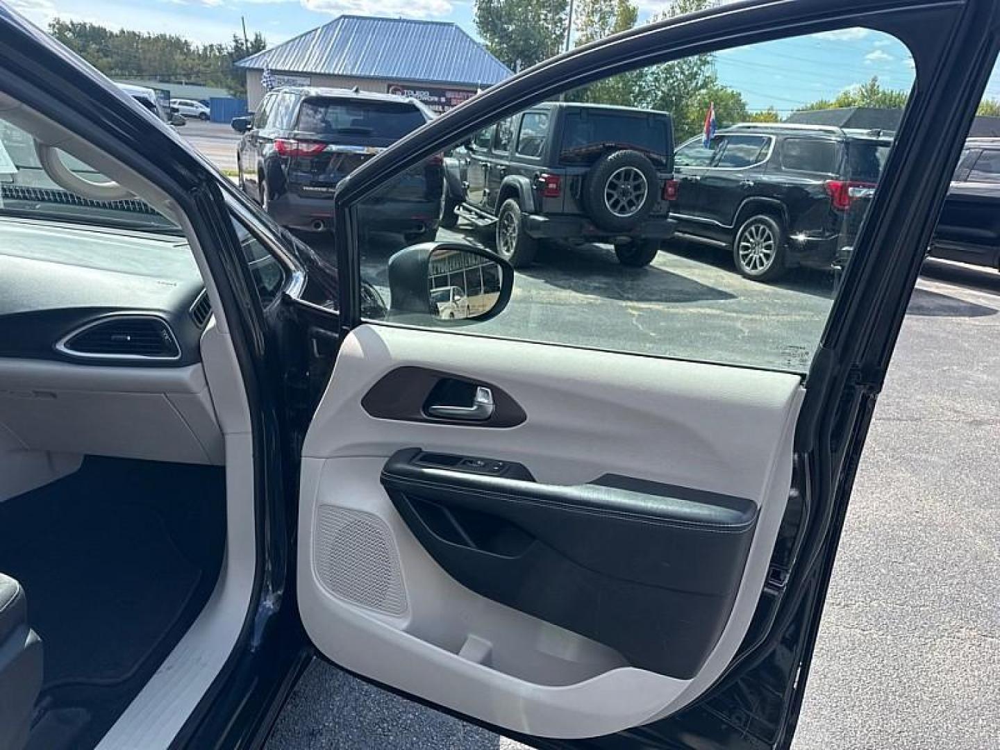 2022 BLACK /BLACK Chrysler Voyager LX (2C4RC1CG2NR) with an 3.6L V6 DOHC 24V engine, 9A transmission, located at 3304 Woodville Road, Northwood, OH, 43619, (419) 210-8019, 41.612694, -83.480743 - Your #1 Destination for Auto Loans and mdash;No Matter Your Credit!At our dealership, we believe everyone deserves the opportunity to drive their dream car and mdash;whether you have good credit, bad credit, or no credit at all. With a wide selection of hundreds of cars, trucks, and SUVs, you'll fin - Photo#15