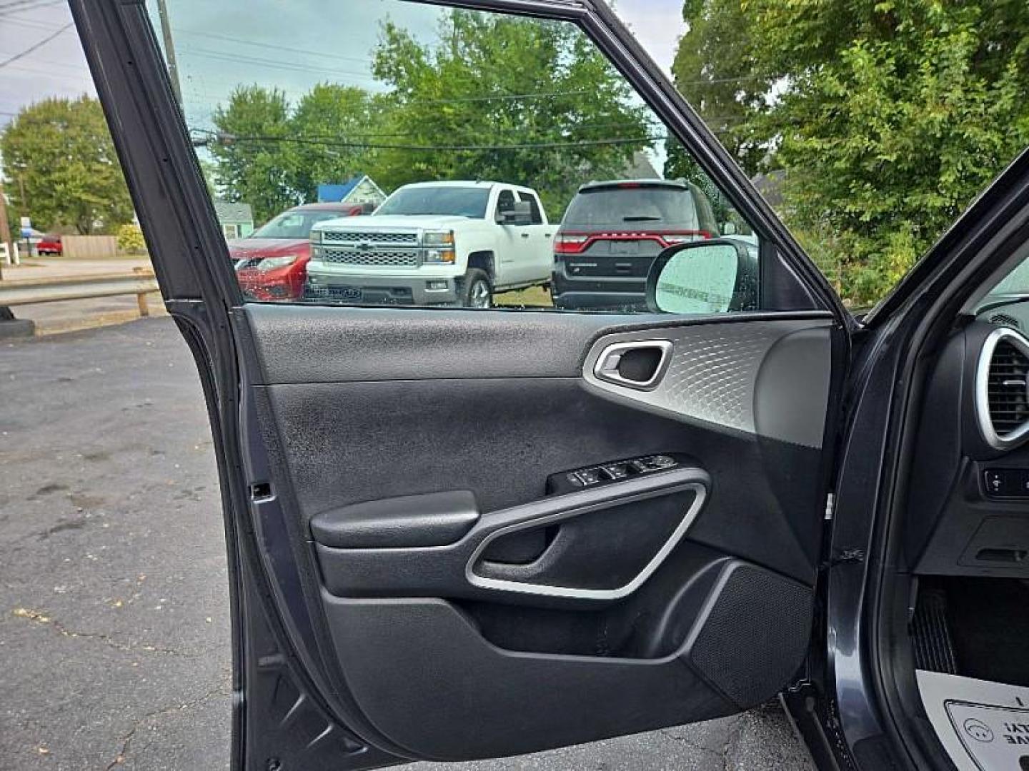 2021 GRAY /BLACK Kia Soul LX CVT (KNDJ23AU4M7) with an 2.0L L4 DOHC 16V engine, CVT transmission, located at 3304 Woodville Road, Northwood, OH, 43619, (419) 210-8019, 41.612694, -83.480743 - Your #1 Destination for Auto Loans and mdash;No Matter Your Credit!At our dealership, we believe everyone deserves the opportunity to drive their dream car and mdash;whether you have good credit, bad credit, or no credit at all. With a wide selection of hundreds of cars, trucks, and SUVs, you'll fin - Photo#8