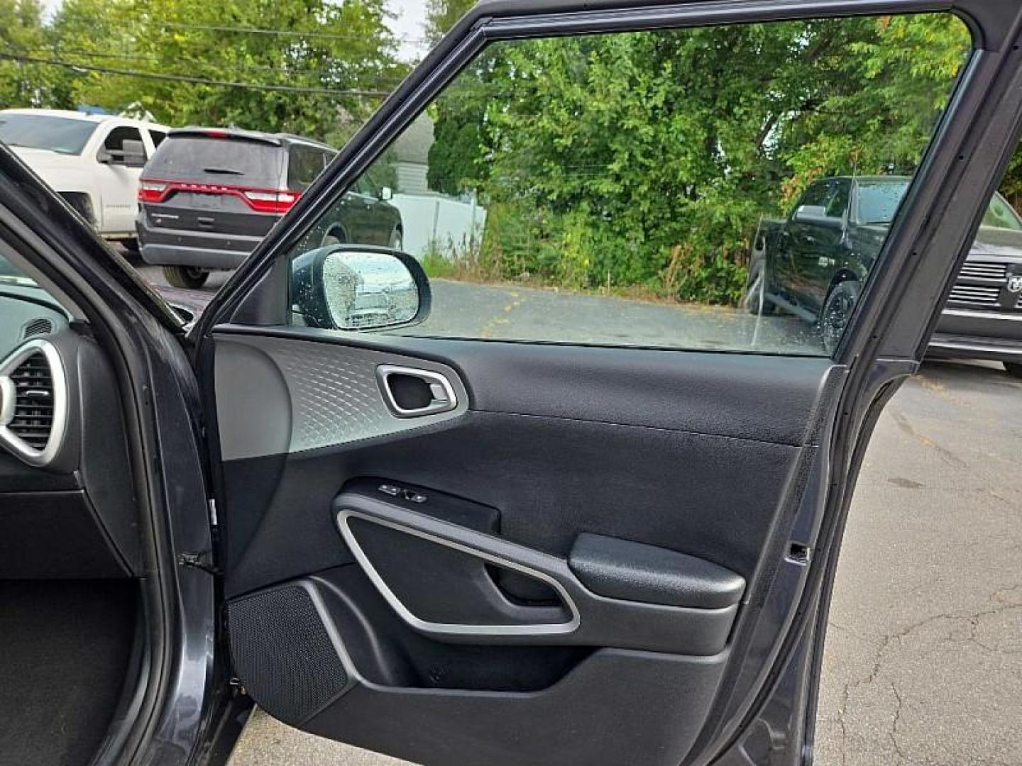 2021 GRAY /BLACK Kia Soul LX CVT (KNDJ23AU4M7) with an 2.0L L4 DOHC 16V engine, CVT transmission, located at 3304 Woodville Road, Northwood, OH, 43619, (419) 210-8019, 41.612694, -83.480743 - Your #1 Destination for Auto Loans and mdash;No Matter Your Credit!At our dealership, we believe everyone deserves the opportunity to drive their dream car and mdash;whether you have good credit, bad credit, or no credit at all. With a wide selection of hundreds of cars, trucks, and SUVs, you'll fin - Photo#15