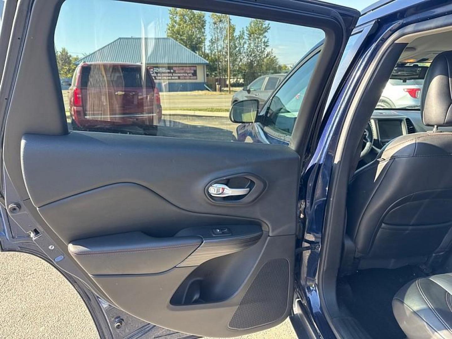 2015 BLUE /BLACK Jeep Cherokee Trailhawk 4WD (1C4PJMBB5FW) with an 2.4L L4 DOHC 16V engine, 9-Speed Automatic transmission, located at 3304 Woodville Road, Northwood, OH, 43619, (419) 210-8019, 41.612694, -83.480743 - Your #1 Destination for Auto Loans and mdash;No Matter Your Credit!At our dealership, we believe everyone deserves the opportunity to drive their dream car and mdash;whether you have good credit, bad credit, or no credit at all. With a wide selection of hundreds of cars, trucks, and SUVs, you'll fin - Photo#10