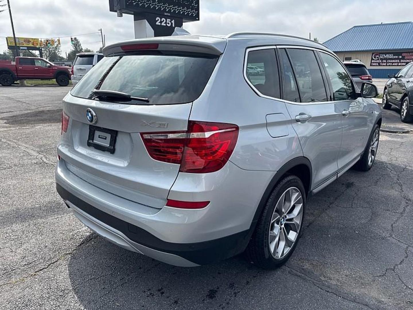 2017 SILVER /BLACK BMW X3 xDrive28i (5UXWX9C38H0) with an 2.0L L4 DOHC 16V engine, 8A transmission, located at 3304 Woodville Road, Northwood, OH, 43619, (419) 210-8019, 41.612694, -83.480743 - Your #1 Destination for Auto Loans and mdash;No Matter Your Credit!At our dealership, we believe everyone deserves the opportunity to drive their dream car and mdash;whether you have good credit, bad credit, or no credit at all. With a wide selection of hundreds of cars, trucks, and SUVs, you'll fin - Photo#4