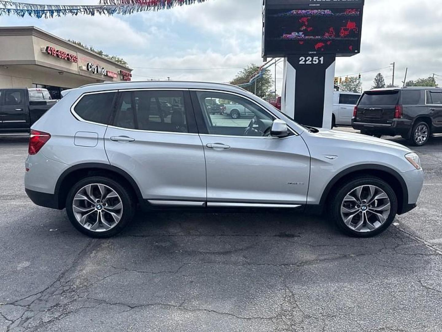 2017 SILVER /BLACK BMW X3 xDrive28i (5UXWX9C38H0) with an 2.0L L4 DOHC 16V engine, 8A transmission, located at 3304 Woodville Road, Northwood, OH, 43619, (419) 210-8019, 41.612694, -83.480743 - Your #1 Destination for Auto Loans and mdash;No Matter Your Credit!At our dealership, we believe everyone deserves the opportunity to drive their dream car and mdash;whether you have good credit, bad credit, or no credit at all. With a wide selection of hundreds of cars, trucks, and SUVs, you'll fin - Photo#5