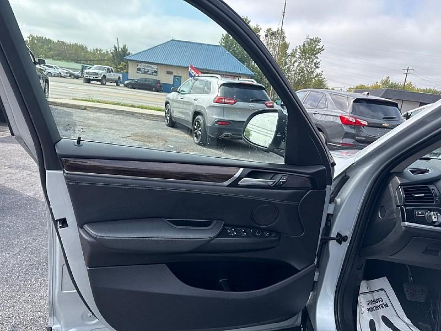 2017 SILVER /BLACK BMW X3 xDrive28i (5UXWX9C38H0) with an 2.0L L4 DOHC 16V engine, 8A transmission, located at 3304 Woodville Road, Northwood, OH, 43619, (419) 210-8019, 41.612694, -83.480743 - Your #1 Destination for Auto Loans and mdash;No Matter Your Credit!At our dealership, we believe everyone deserves the opportunity to drive their dream car and mdash;whether you have good credit, bad credit, or no credit at all. With a wide selection of hundreds of cars, trucks, and SUVs, you'll fin - Photo#8