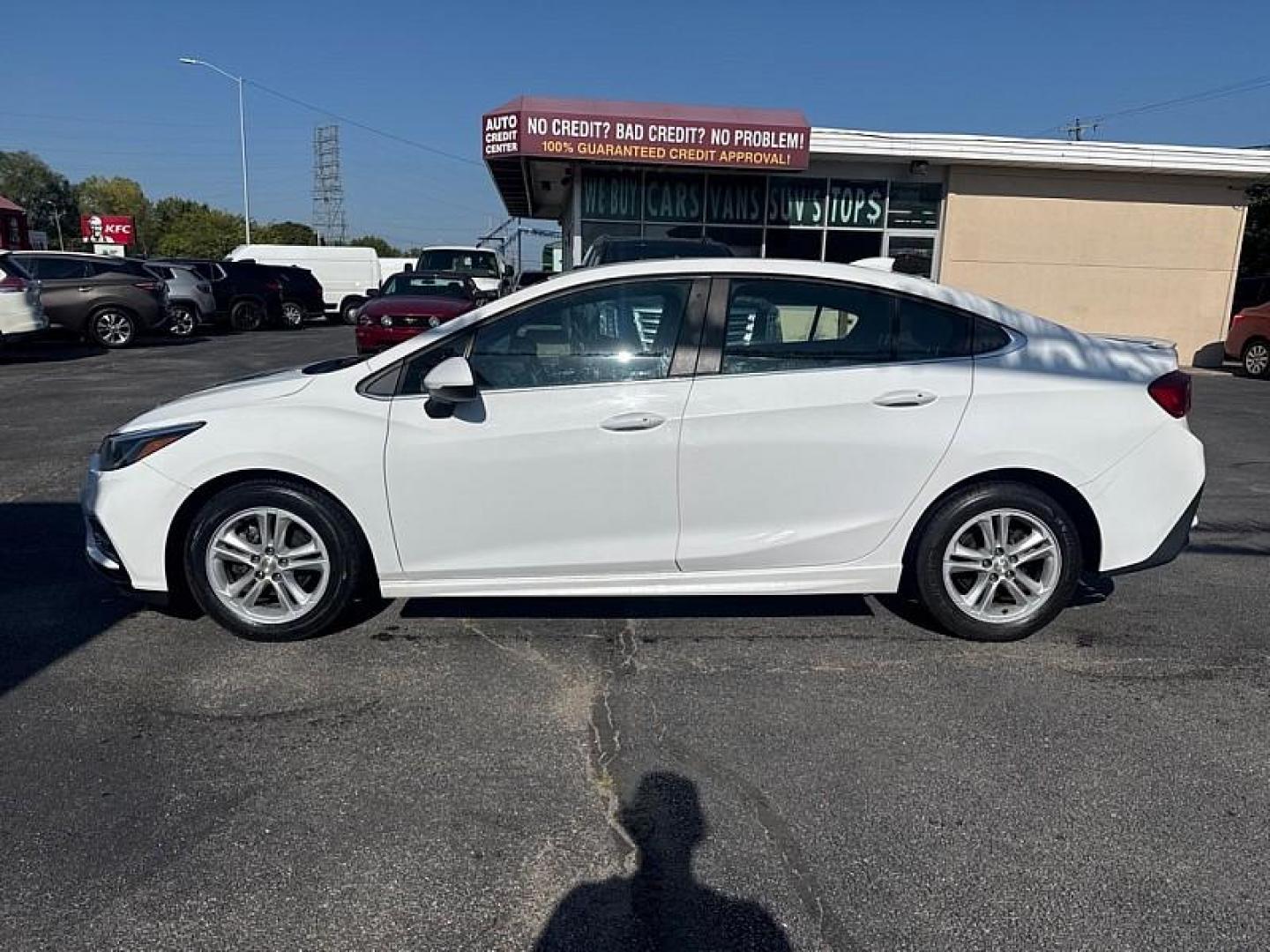 2018 WHITE /BLACK Chevrolet Cruze LT Auto (1G1BE5SM8J7) with an 1.4L L4 DOHC 16V TURBO engine, 6A transmission, located at 3304 Woodville Road, Northwood, OH, 43619, (419) 210-8019, 41.612694, -83.480743 - Photo#1