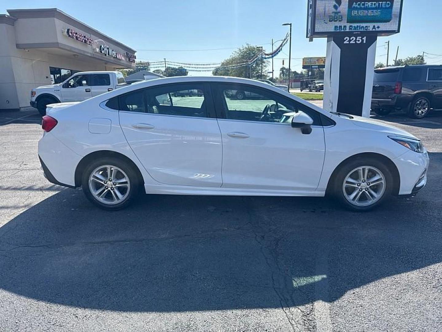 2018 WHITE /BLACK Chevrolet Cruze LT Auto (1G1BE5SM8J7) with an 1.4L L4 DOHC 16V TURBO engine, 6A transmission, located at 3304 Woodville Road, Northwood, OH, 43619, (419) 210-8019, 41.612694, -83.480743 - Photo#5