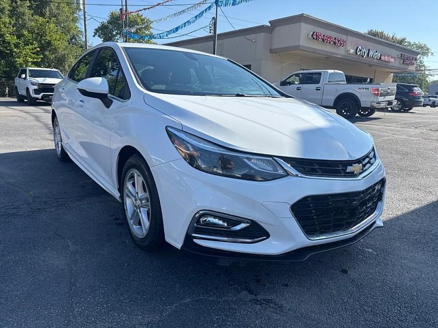 2018 WHITE /BLACK Chevrolet Cruze LT Auto (1G1BE5SM8J7) with an 1.4L L4 DOHC 16V TURBO engine, 6A transmission, located at 3304 Woodville Road, Northwood, OH, 43619, (419) 210-8019, 41.612694, -83.480743 - Photo#6