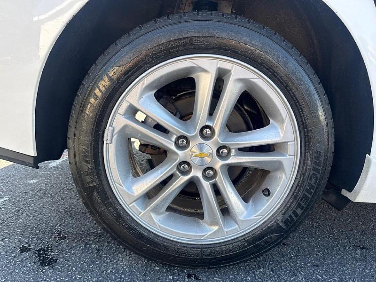 2018 WHITE /BLACK Chevrolet Cruze LT Auto (1G1BE5SM8J7) with an 1.4L L4 DOHC 16V TURBO engine, 6A transmission, located at 3304 Woodville Road, Northwood, OH, 43619, (419) 210-8019, 41.612694, -83.480743 - Photo#17