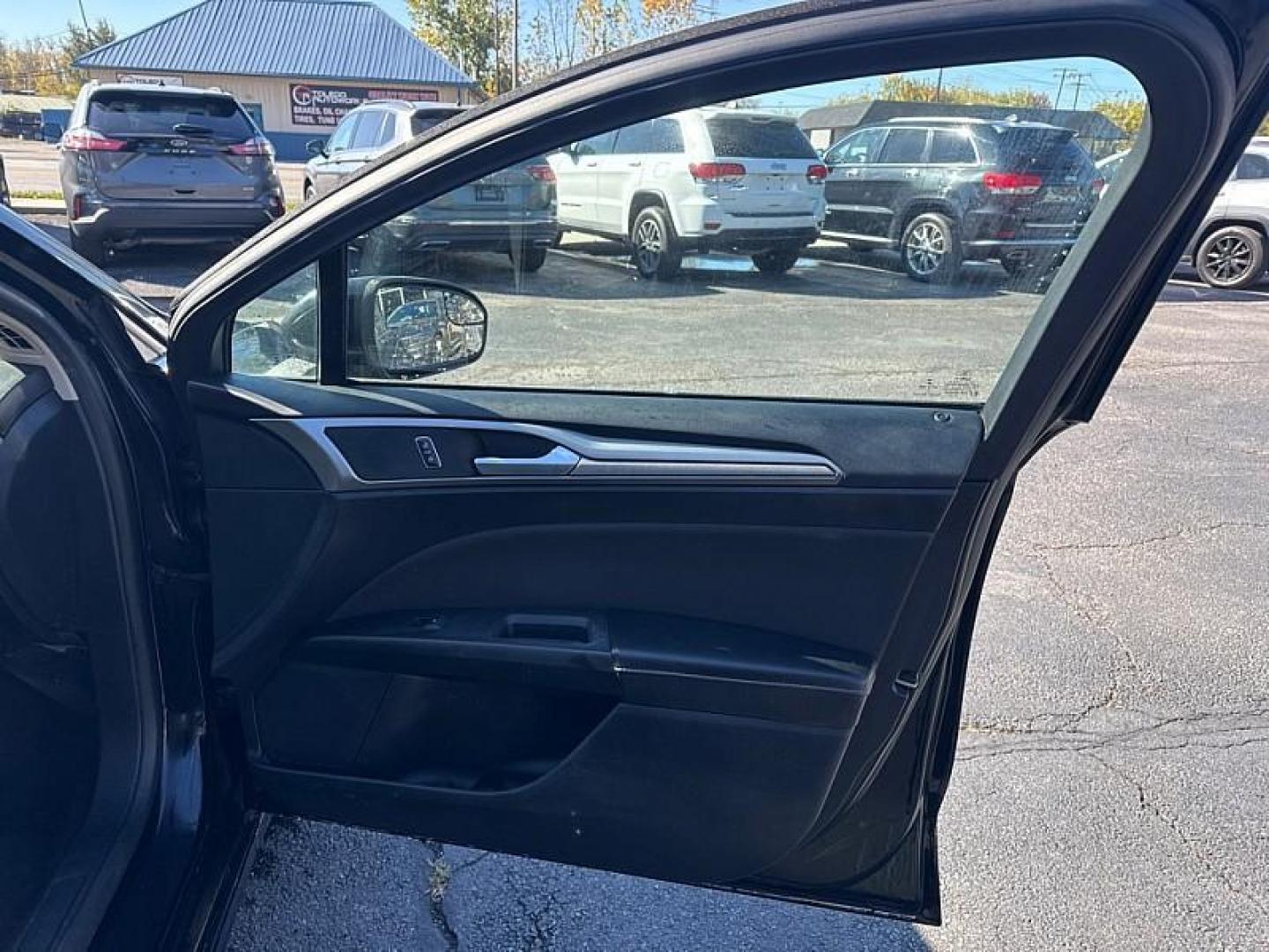 2018 BLACK /BLACK Ford Fusion SE (3FA6P0H75JR) with an 2.5L L4 DOHC 16V engine, 6A transmission, located at 3304 Woodville Road, Northwood, OH, 43619, (419) 210-8019, 41.612694, -83.480743 - Your #1 Destination for Auto Loans and mdash;No Matter Your Credit!At our dealership, we believe everyone deserves the opportunity to drive their dream car and mdash;whether you have good credit, bad credit, or no credit at all. With a wide selection of hundreds of cars, trucks, and SUVs, you'll fin - Photo#15