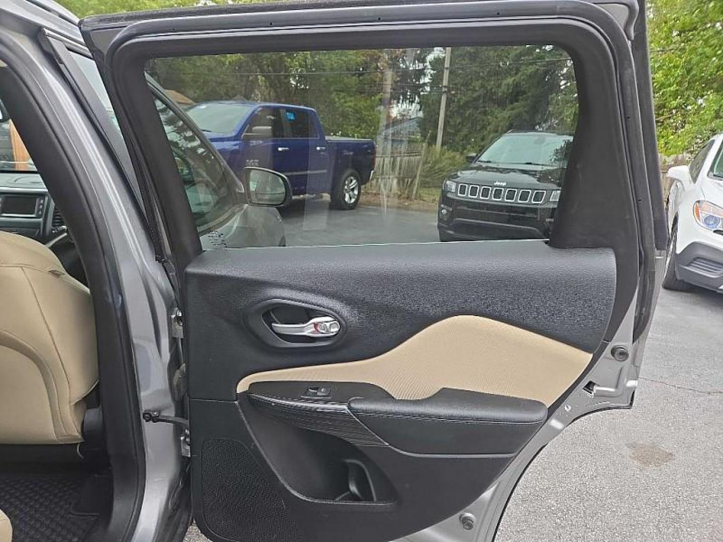 2015 SILVER Jeep Cherokee Latitude 4WD (1C4PJMCS8FW) with an 3.2L V6 DOHC 24V engine, 9-Speed Automatic transmission, located at 3304 Woodville Road, Northwood, OH, 43619, (419) 210-8019, 41.612694, -83.480743 - Your #1 Destination for Auto Loans and mdash;No Matter Your Credit!At our dealership, we believe everyone deserves the opportunity to drive their dream car and mdash;whether you have good credit, bad credit, or no credit at all. With a wide selection of hundreds of cars, trucks, and SUVs, you'll fin - Photo#13