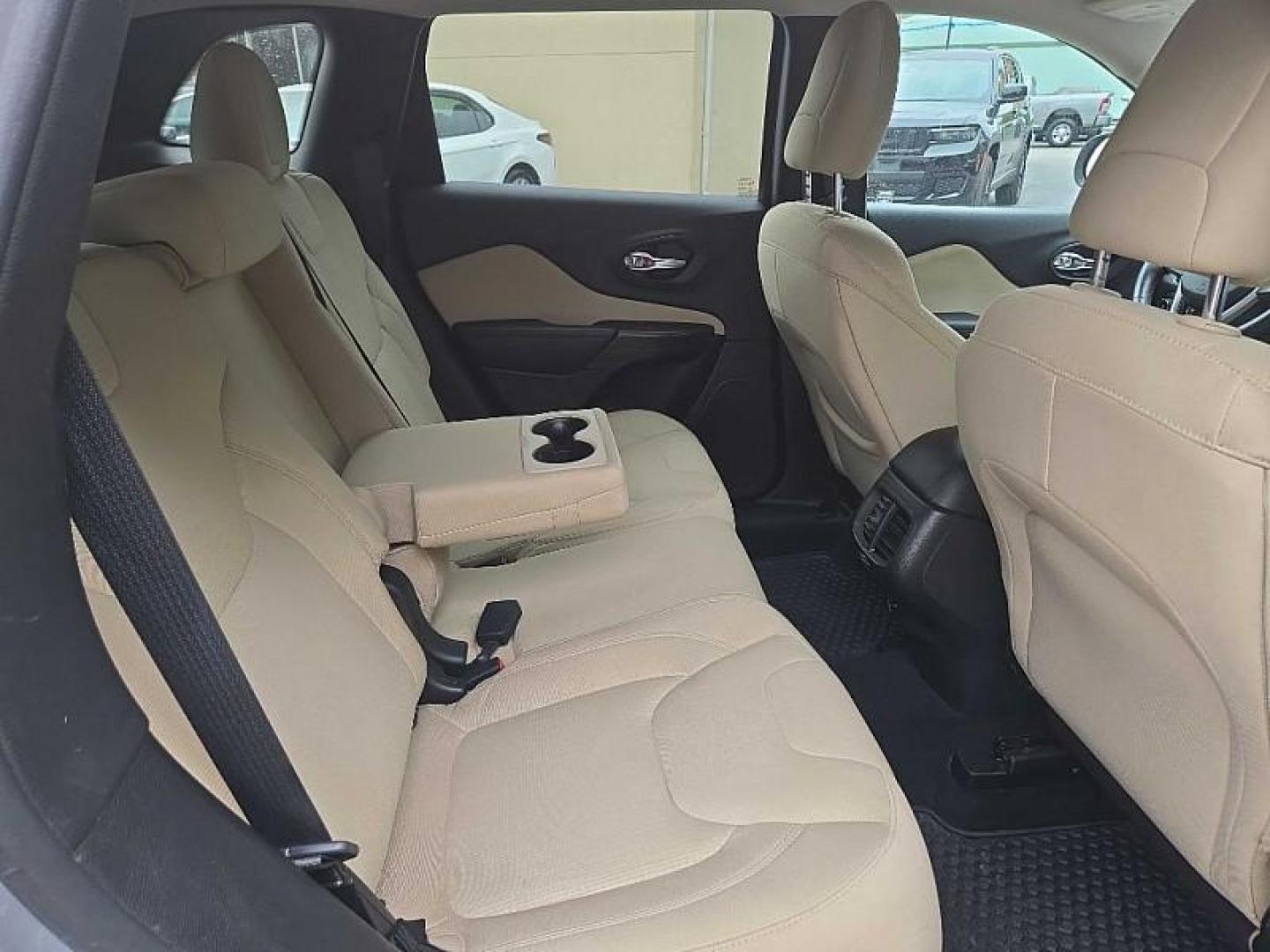 2015 SILVER Jeep Cherokee Latitude 4WD (1C4PJMCS8FW) with an 3.2L V6 DOHC 24V engine, 9-Speed Automatic transmission, located at 3304 Woodville Road, Northwood, OH, 43619, (419) 210-8019, 41.612694, -83.480743 - Your #1 Destination for Auto Loans and mdash;No Matter Your Credit!At our dealership, we believe everyone deserves the opportunity to drive their dream car and mdash;whether you have good credit, bad credit, or no credit at all. With a wide selection of hundreds of cars, trucks, and SUVs, you'll fin - Photo#14