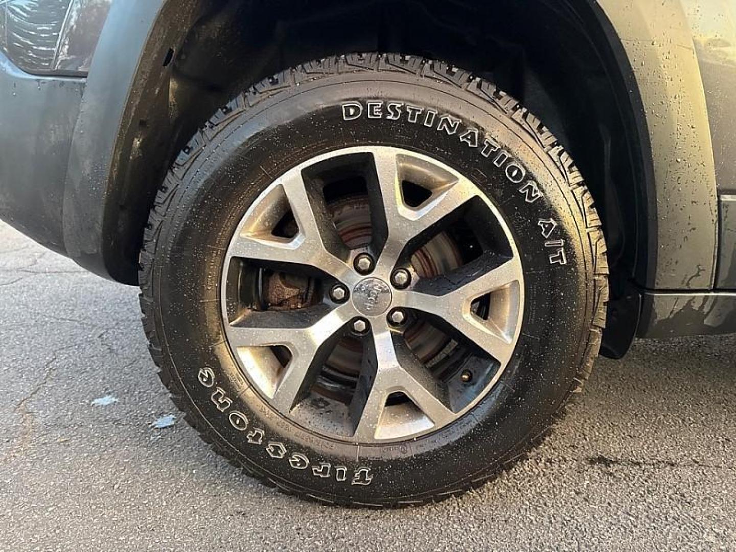 2016 GRAY /BLACK Jeep Cherokee Trailhawk 4WD (1C4PJMBS4GW) with an 3.2L V6 DOHC 24V engine, 9A transmission, located at 3304 Woodville Road, Northwood, OH, 43619, (419) 210-8019, 41.612694, -83.480743 - Your #1 Destination for Auto Loans and mdash;No Matter Your Credit!At our dealership, we believe everyone deserves the opportunity to drive their dream car and mdash;whether you have good credit, bad credit, or no credit at all. With a wide selection of hundreds of cars, trucks, and SUVs, you'll fin - Photo#17