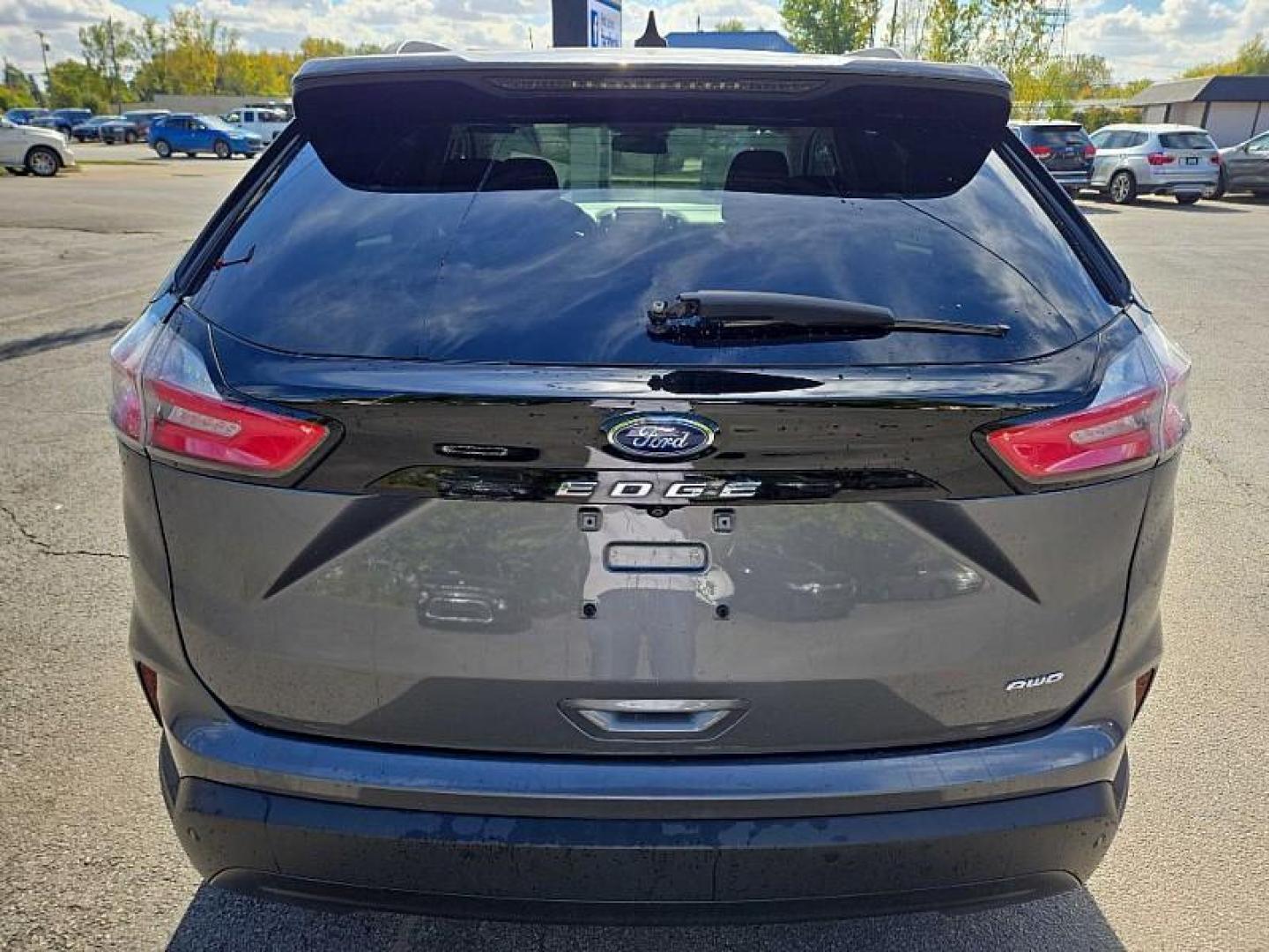 2021 GRAY /BLACK Ford Edge SE AWD (2FMPK4G96MB) with an 2.0L L4 DOHC 16V engine, 6A transmission, located at 3304 Woodville Road, Northwood, OH, 43619, (419) 210-8019, 41.612694, -83.480743 - Your #1 Destination for Auto Loans and mdash;No Matter Your Credit!At our dealership, we believe everyone deserves the opportunity to drive their dream car and mdash;whether you have good credit, bad credit, or no credit at all. With a wide selection of hundreds of cars, trucks, and SUVs, you'll fin - Photo#3