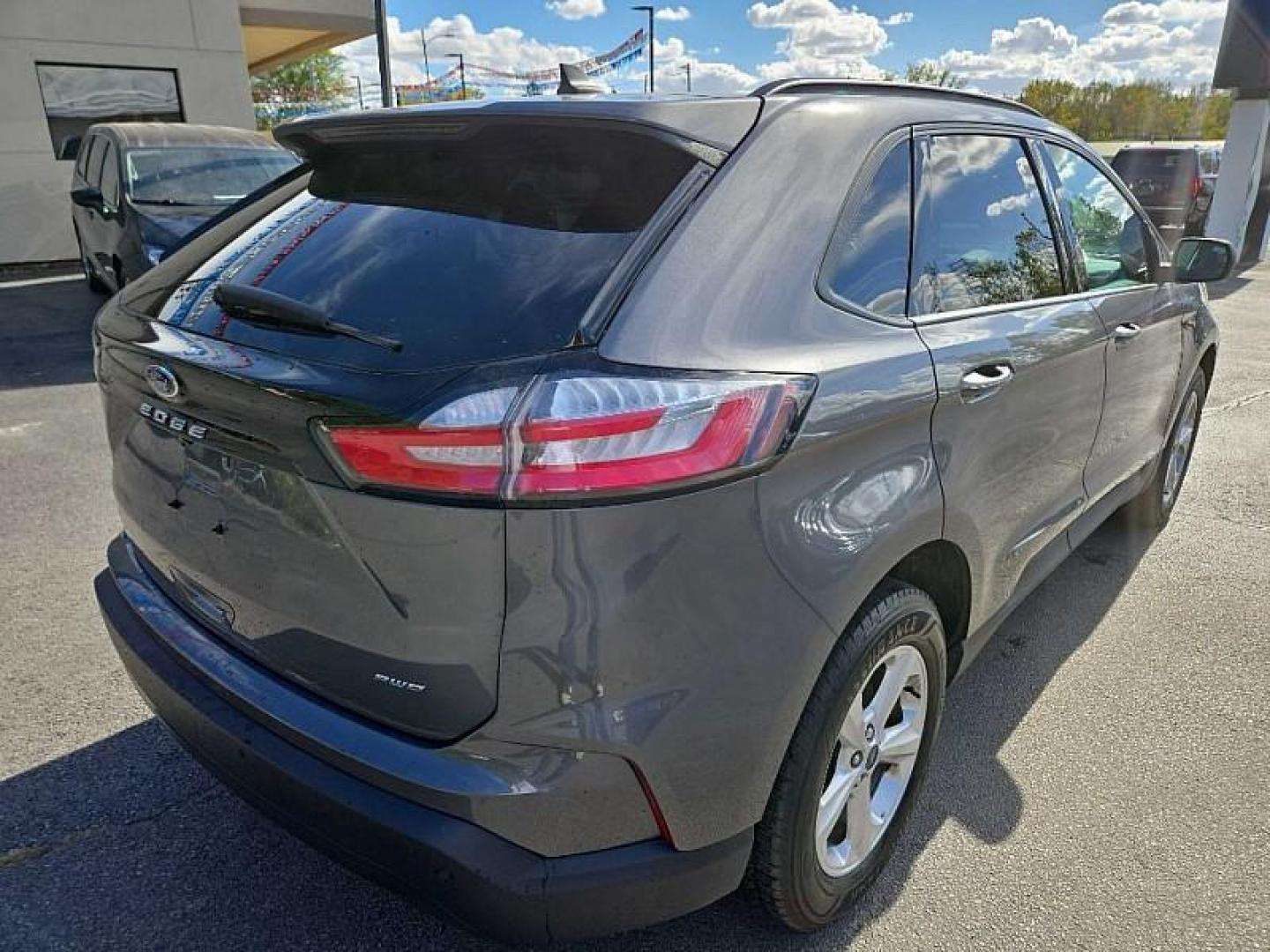 2021 GRAY /BLACK Ford Edge SE AWD (2FMPK4G96MB) with an 2.0L L4 DOHC 16V engine, 6A transmission, located at 3304 Woodville Road, Northwood, OH, 43619, (419) 210-8019, 41.612694, -83.480743 - Your #1 Destination for Auto Loans and mdash;No Matter Your Credit!At our dealership, we believe everyone deserves the opportunity to drive their dream car and mdash;whether you have good credit, bad credit, or no credit at all. With a wide selection of hundreds of cars, trucks, and SUVs, you'll fin - Photo#4