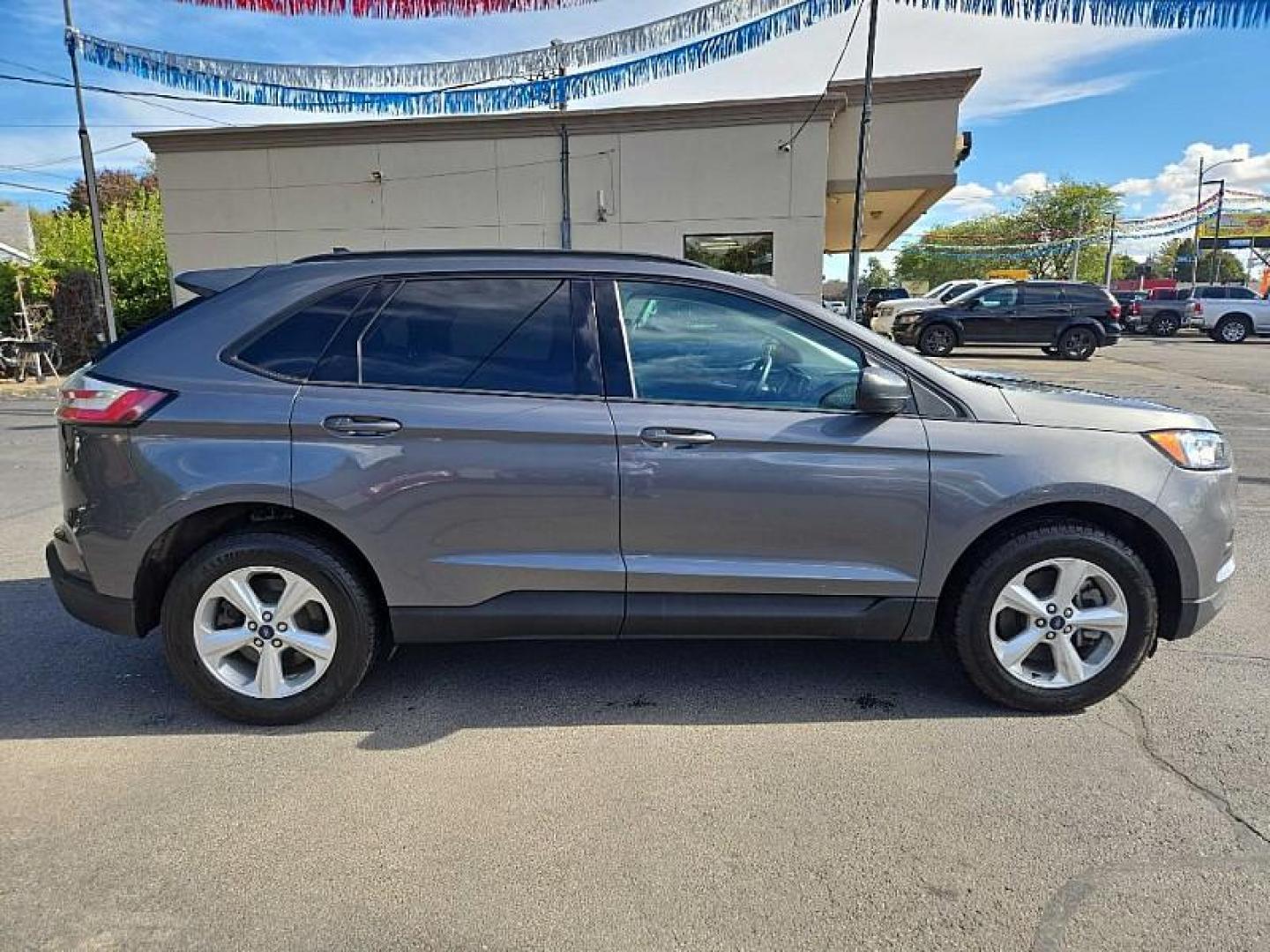 2021 GRAY /BLACK Ford Edge SE AWD (2FMPK4G96MB) with an 2.0L L4 DOHC 16V engine, 6A transmission, located at 3304 Woodville Road, Northwood, OH, 43619, (419) 210-8019, 41.612694, -83.480743 - Your #1 Destination for Auto Loans and mdash;No Matter Your Credit!At our dealership, we believe everyone deserves the opportunity to drive their dream car and mdash;whether you have good credit, bad credit, or no credit at all. With a wide selection of hundreds of cars, trucks, and SUVs, you'll fin - Photo#5