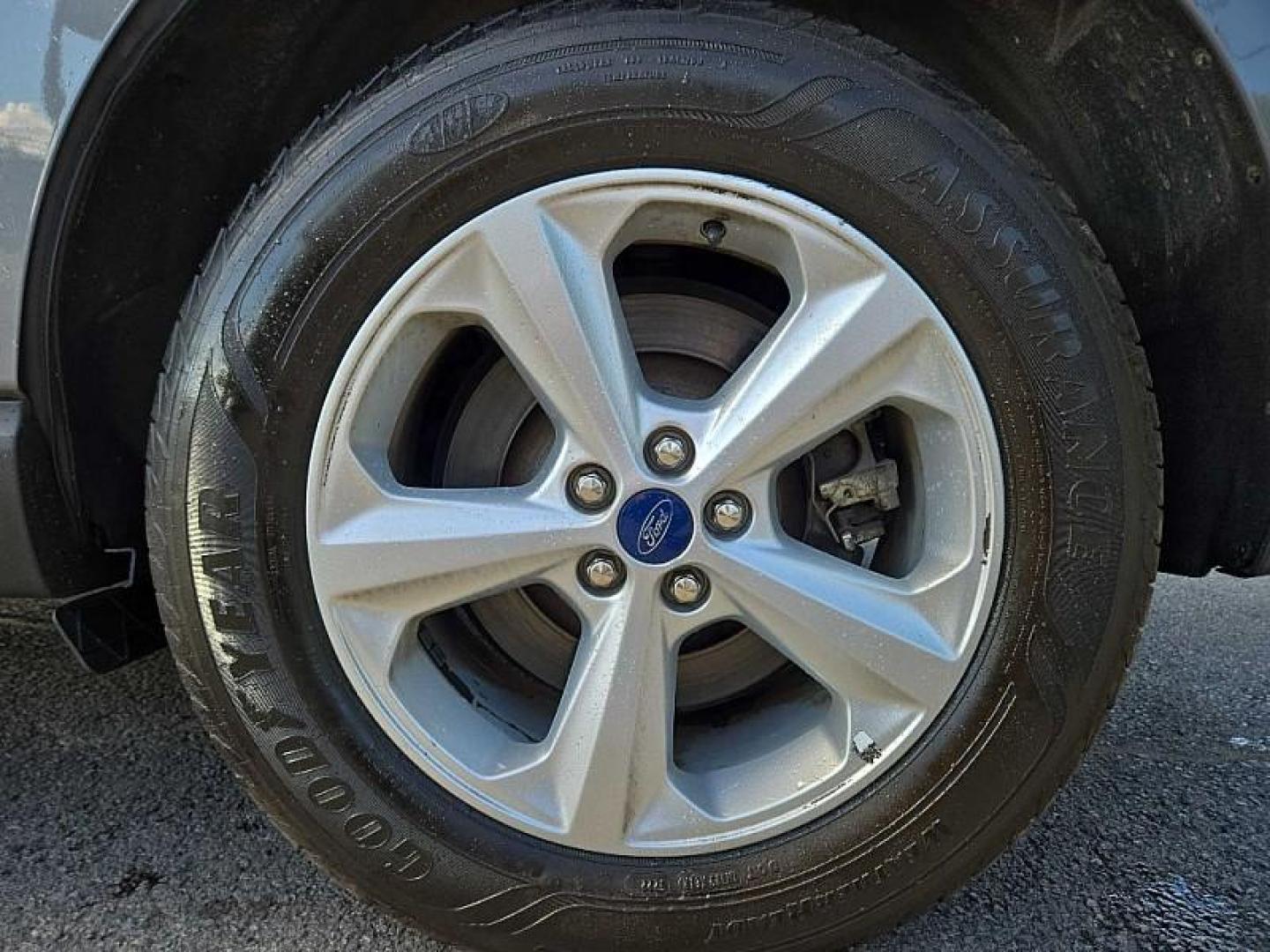 2021 GRAY /BLACK Ford Edge SE AWD (2FMPK4G96MB) with an 2.0L L4 DOHC 16V engine, 6A transmission, located at 3304 Woodville Road, Northwood, OH, 43619, (419) 210-8019, 41.612694, -83.480743 - Your #1 Destination for Auto Loans and mdash;No Matter Your Credit!At our dealership, we believe everyone deserves the opportunity to drive their dream car and mdash;whether you have good credit, bad credit, or no credit at all. With a wide selection of hundreds of cars, trucks, and SUVs, you'll fin - Photo#17