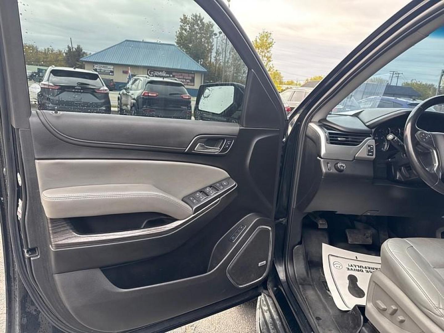 2019 BLACK /BLACK Chevrolet Tahoe LT 2WD (1GNSCBKCXKR) with an 5.3L V8 OHV 16V engine, 6A transmission, located at 3304 Woodville Road, Northwood, OH, 43619, (419) 210-8019, 41.612694, -83.480743 - Your #1 Destination for Auto Loans and mdash;No Matter Your Credit!At our dealership, we believe everyone deserves the opportunity to drive their dream car and mdash;whether you have good credit, bad credit, or no credit at all. With a wide selection of hundreds of cars, trucks, and SUVs, you'll fin - Photo#8